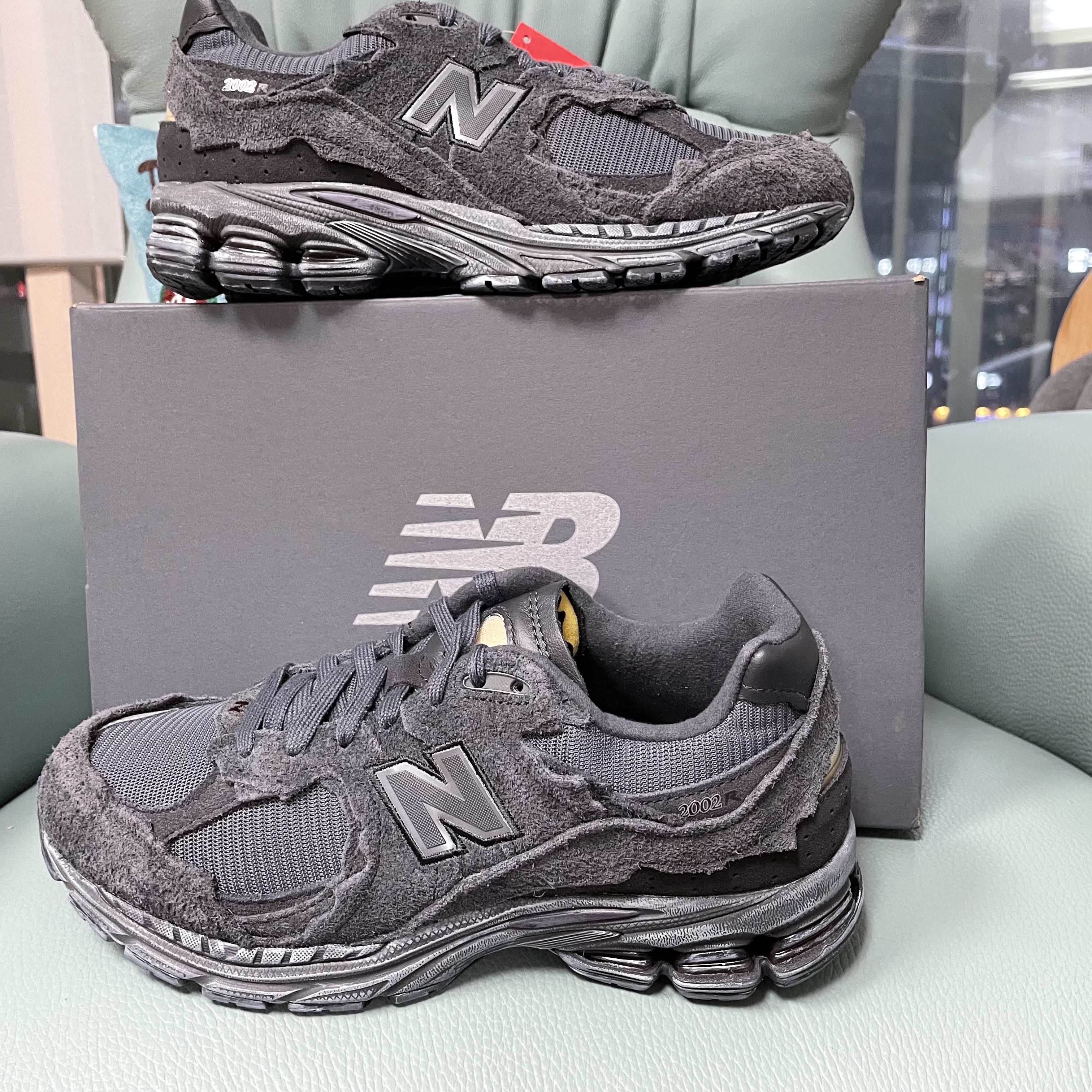 New Balance 2002R Protection Pack Phantom 착용 스타일 - 1