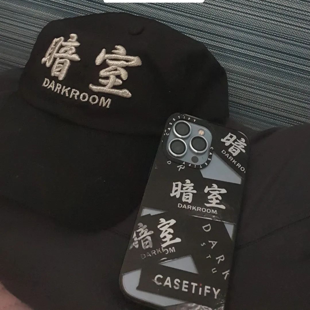 Casetify x Darkr8m Studio Tape Impact iPhone Case Clear Black, Darkr8m Studio Silver Logo Cap 착용 스타일