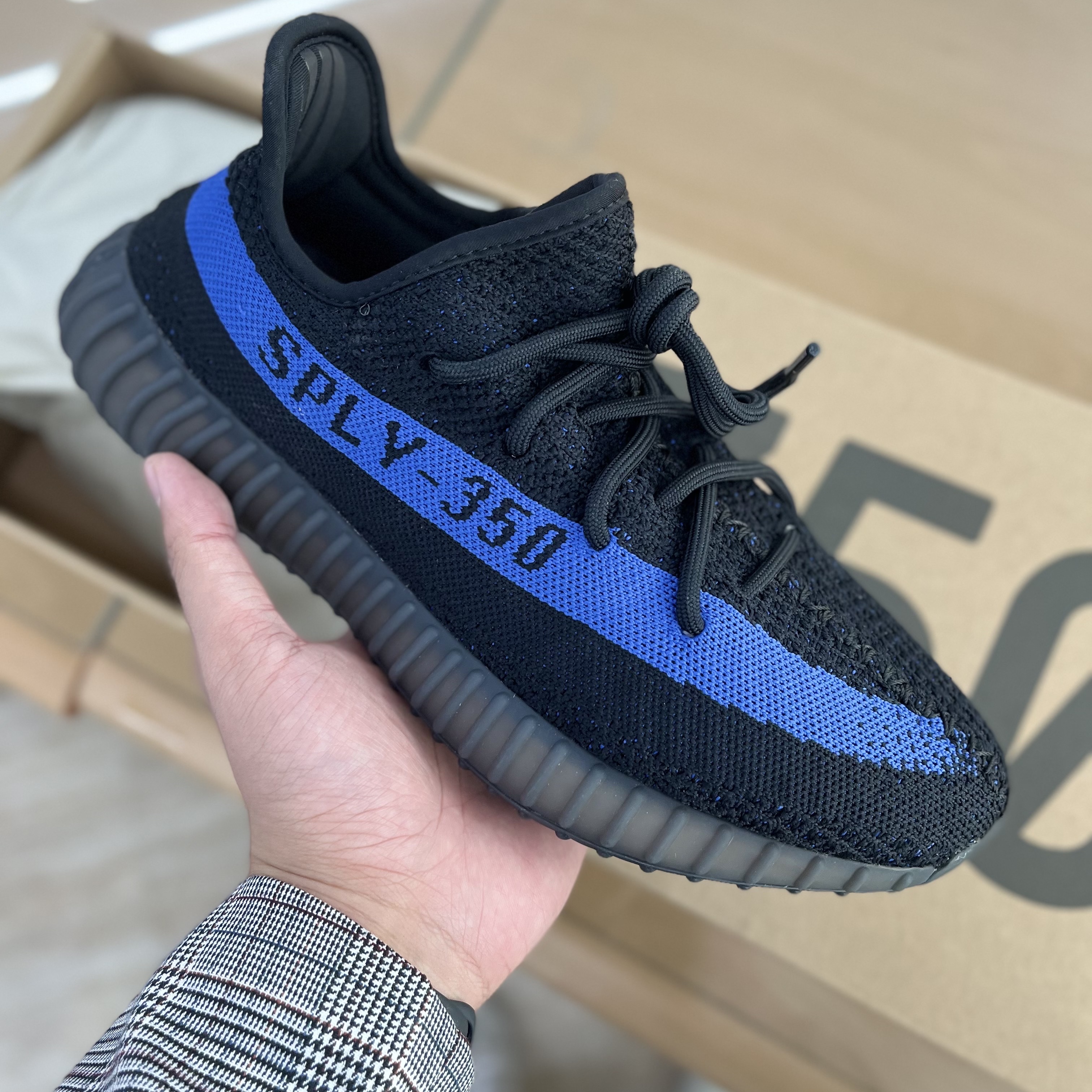 Adidas Yeezy Boost 350 V2 Dazzling Blue 착용 스타일 - 5