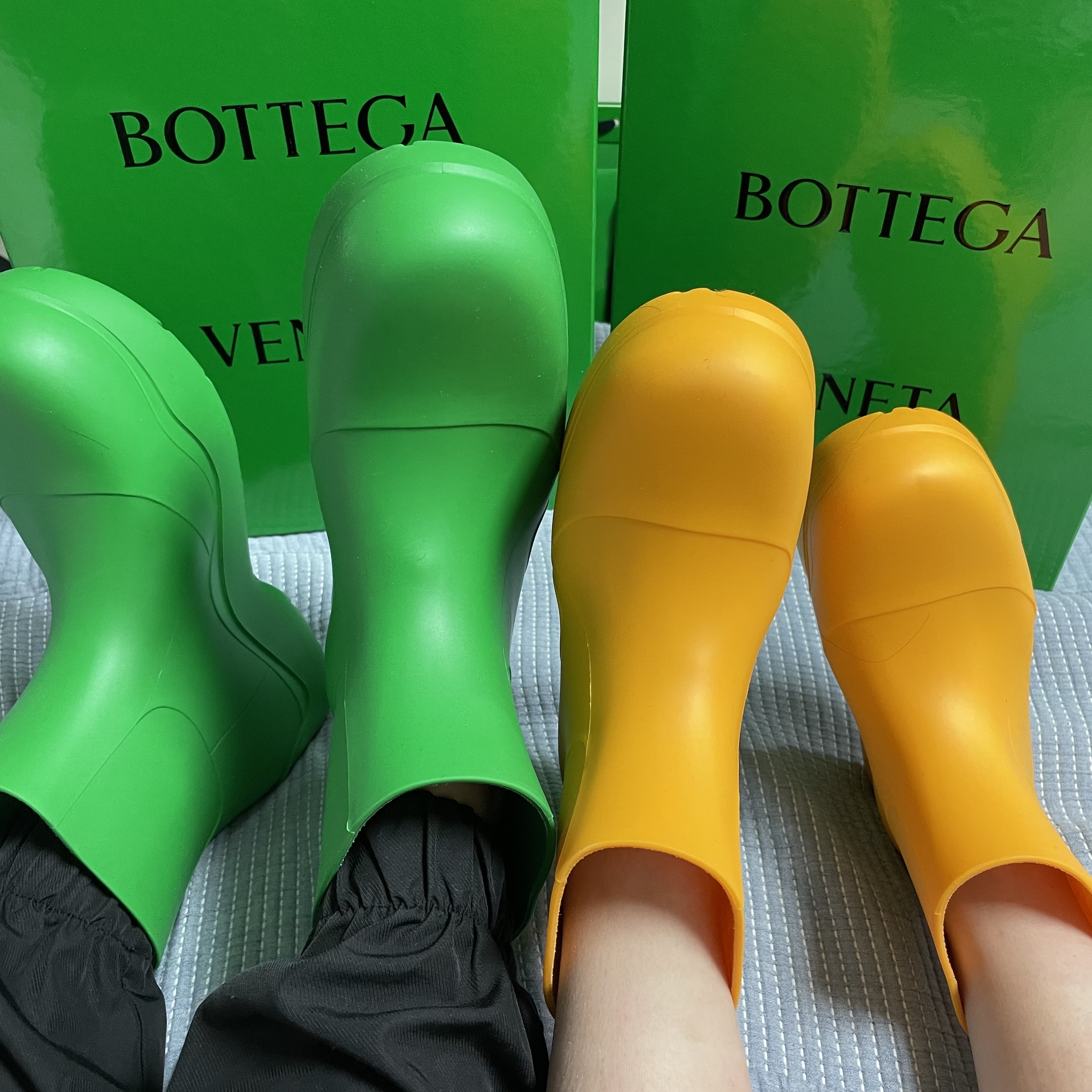 Bottega Veneta Puddle Ankle Boots Grass, (W) Bottega Veneta Puddle Ankle Boots Tangerine 착용 스타일