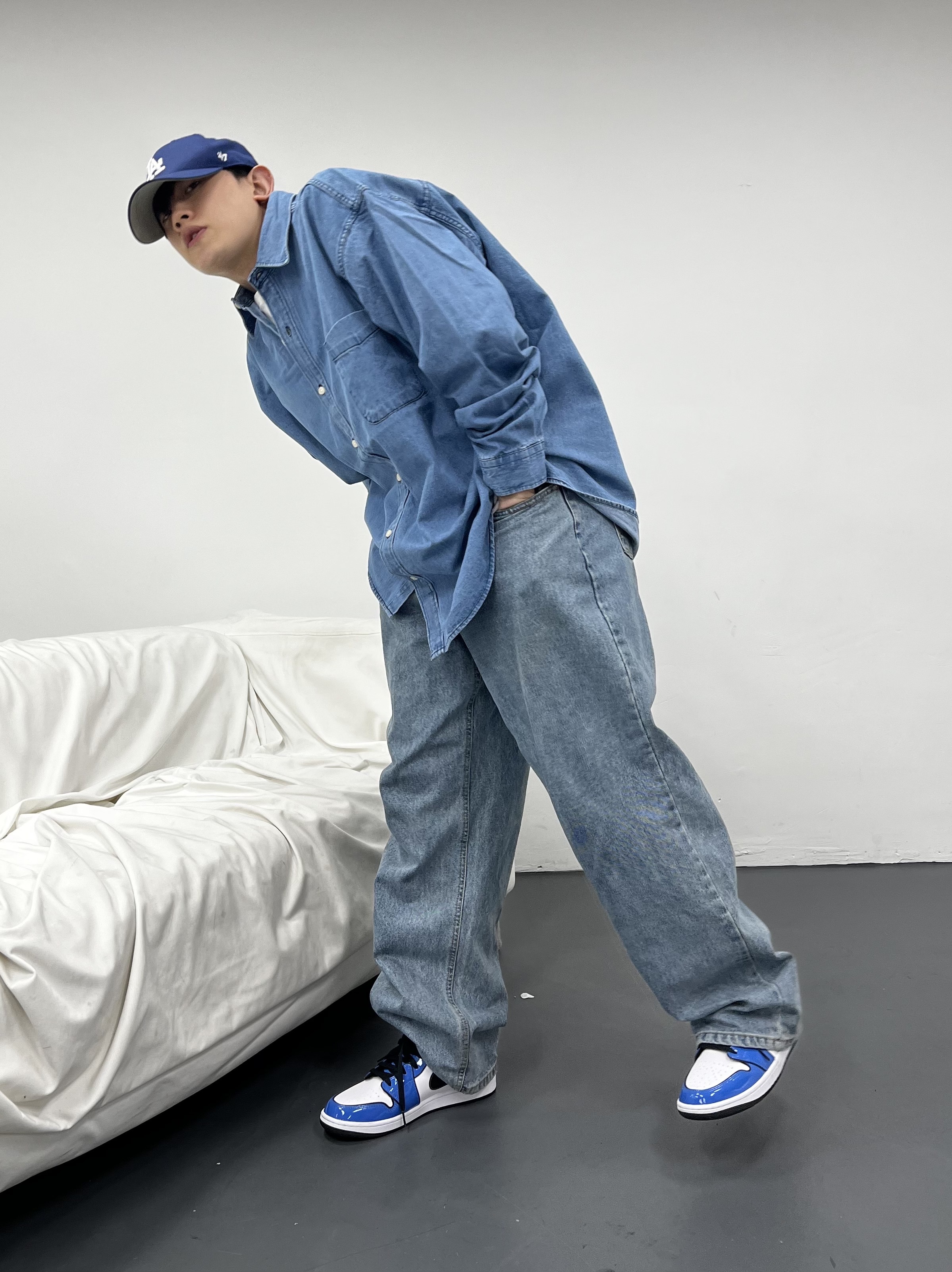 Jordan 1 Mid SE Signal Blue 착용 스타일 - 3