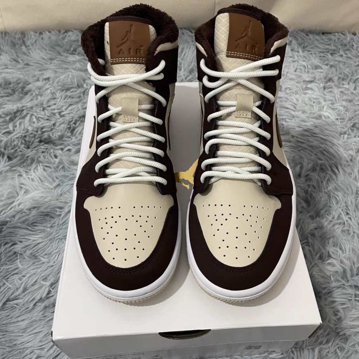 (W) Jordan 1 Mid Fleece Baroque Brown Sail 착용 스타일 - 4