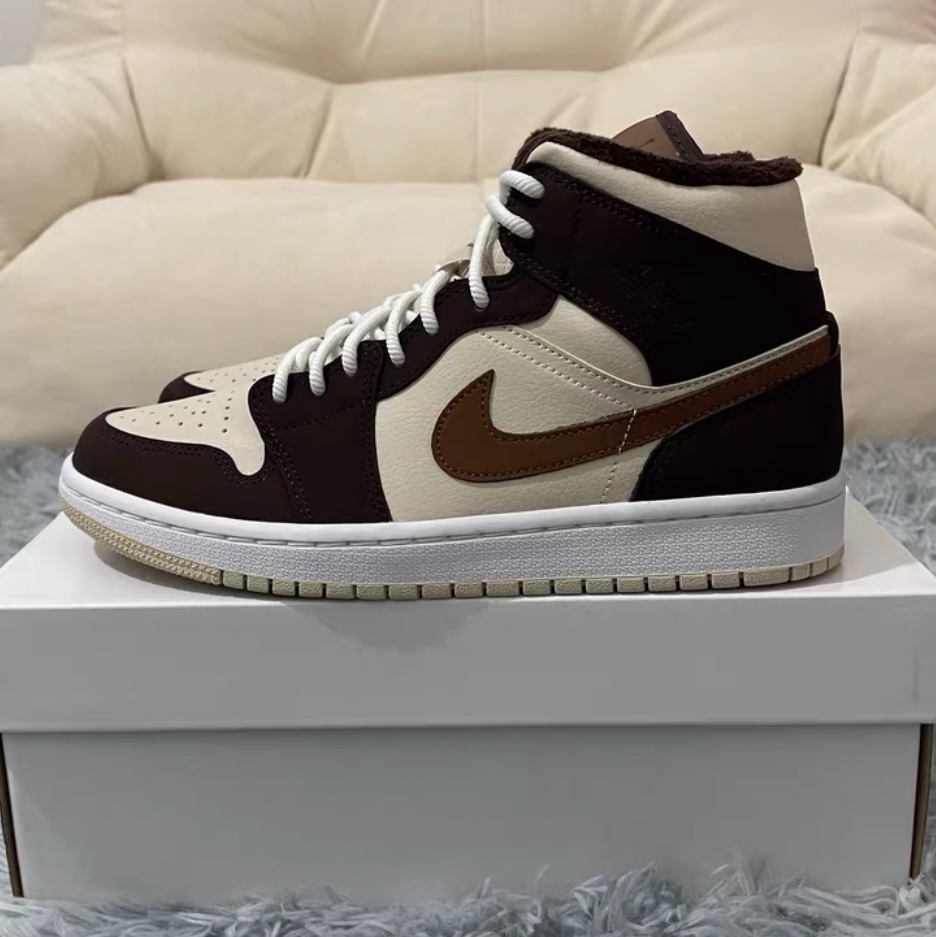 (W) Jordan 1 Mid Fleece Baroque Brown Sail 착용 스타일 - 2