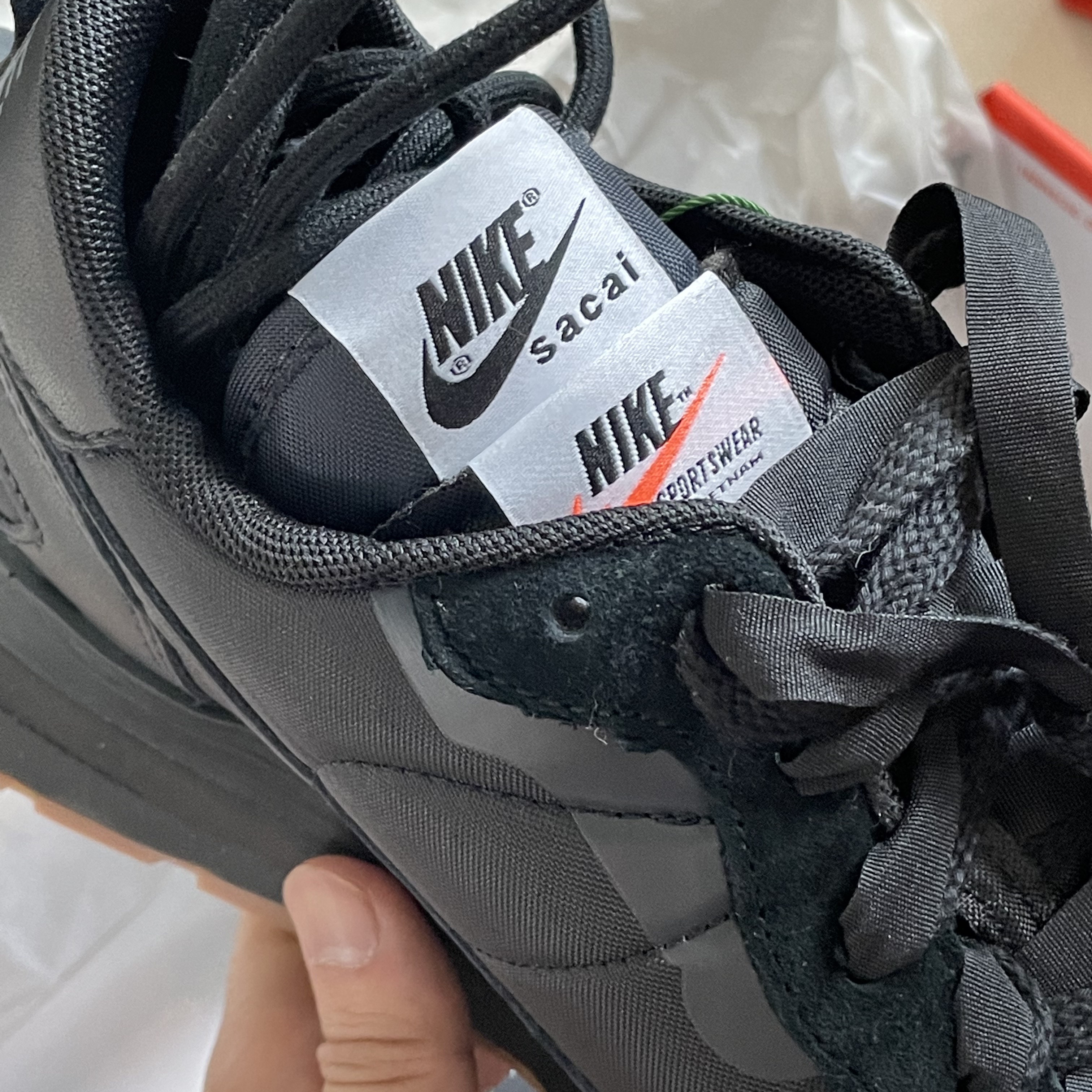 Nike x Sacai VaporWaffle Black and Gum 착용 스타일 - 2