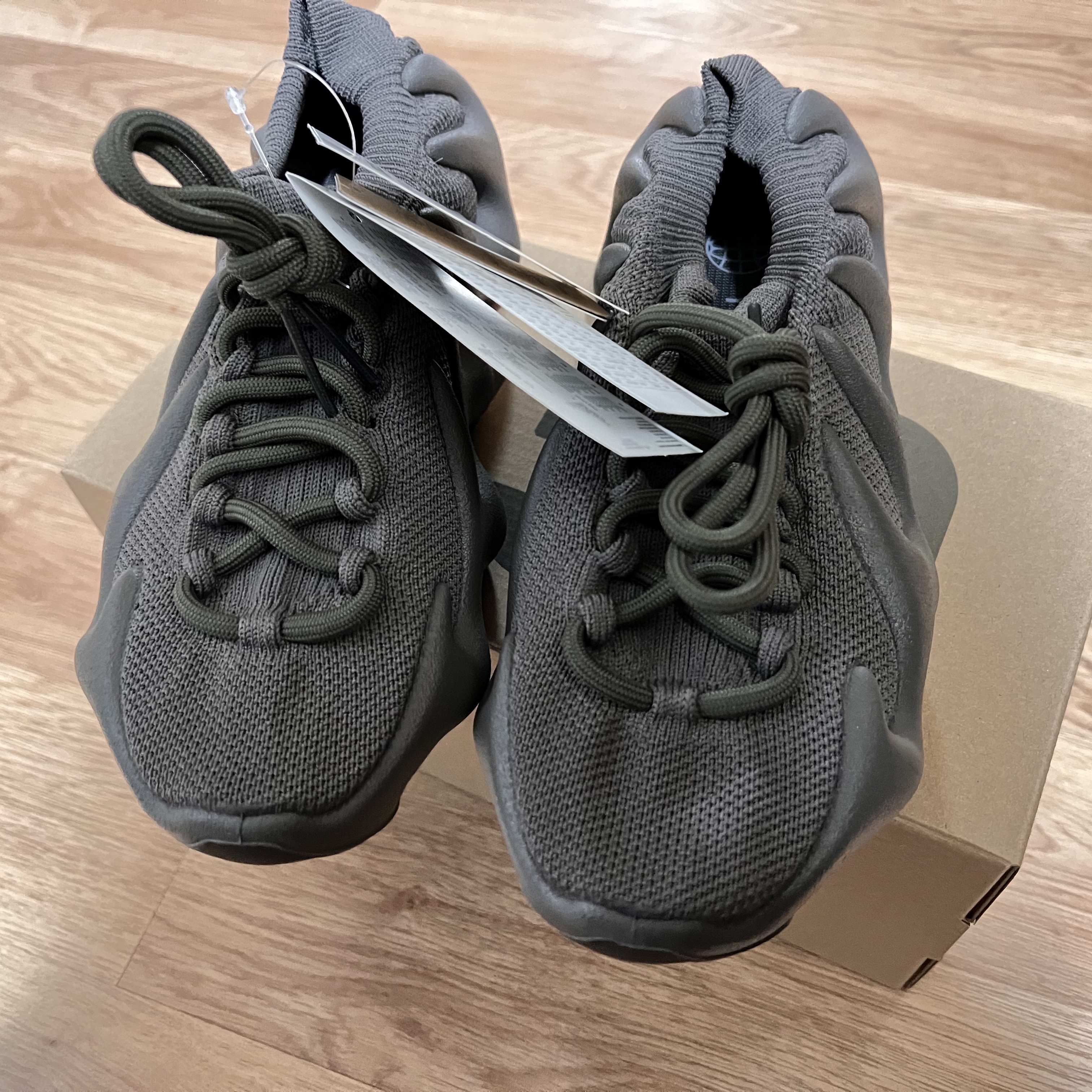 Adidas Yeezy 450 Cinder 착용 스타일