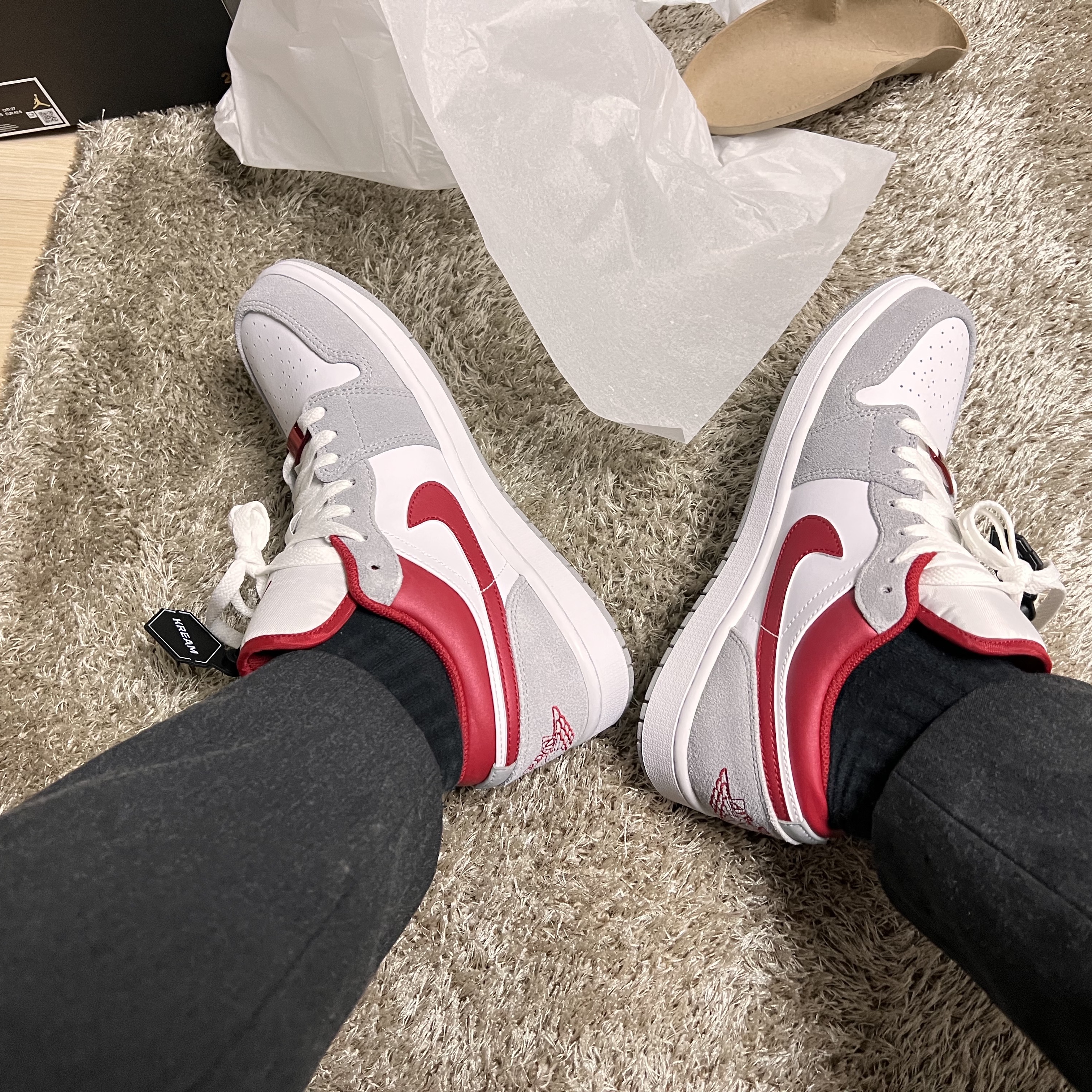 Jordan 1 Low SE Light Smoke Grey Gym Red 착용 스타일