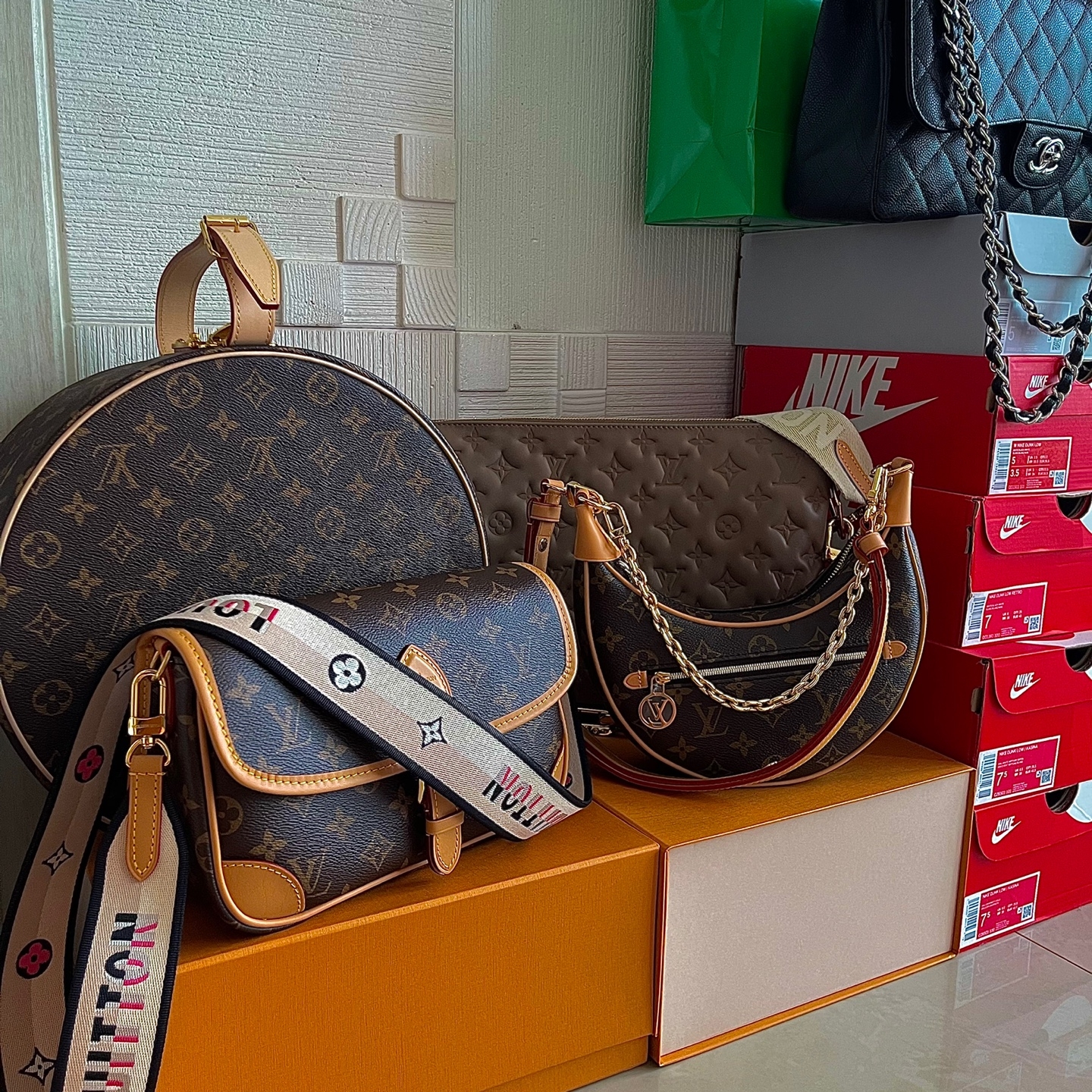 Louis Vuitton Loop Monogram, Louis Vuitton Diane Monogram Black 착용 스타일