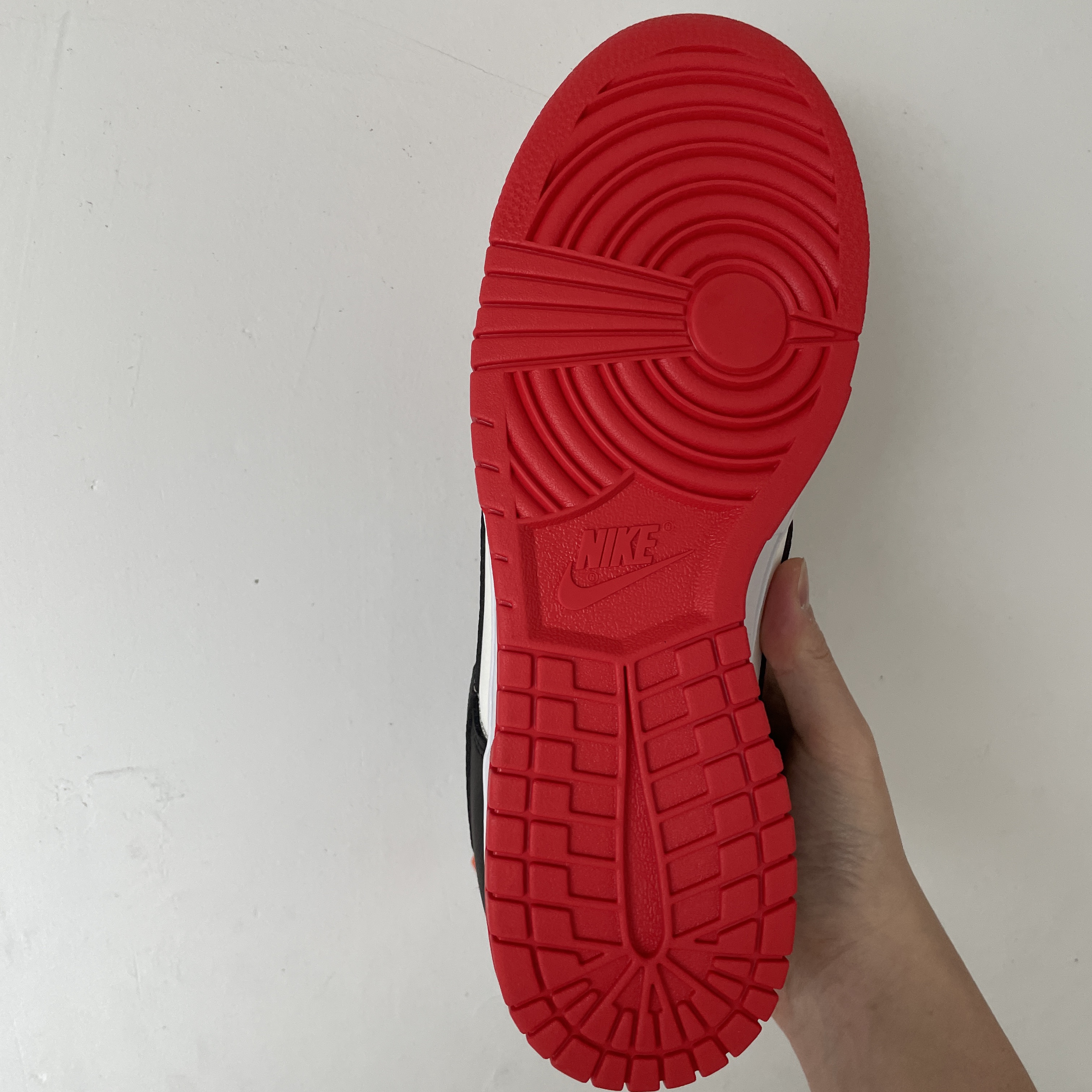 Nike x NBA Dunk Low Retro EMB Black and Chile Red 착용 스타일 - 4