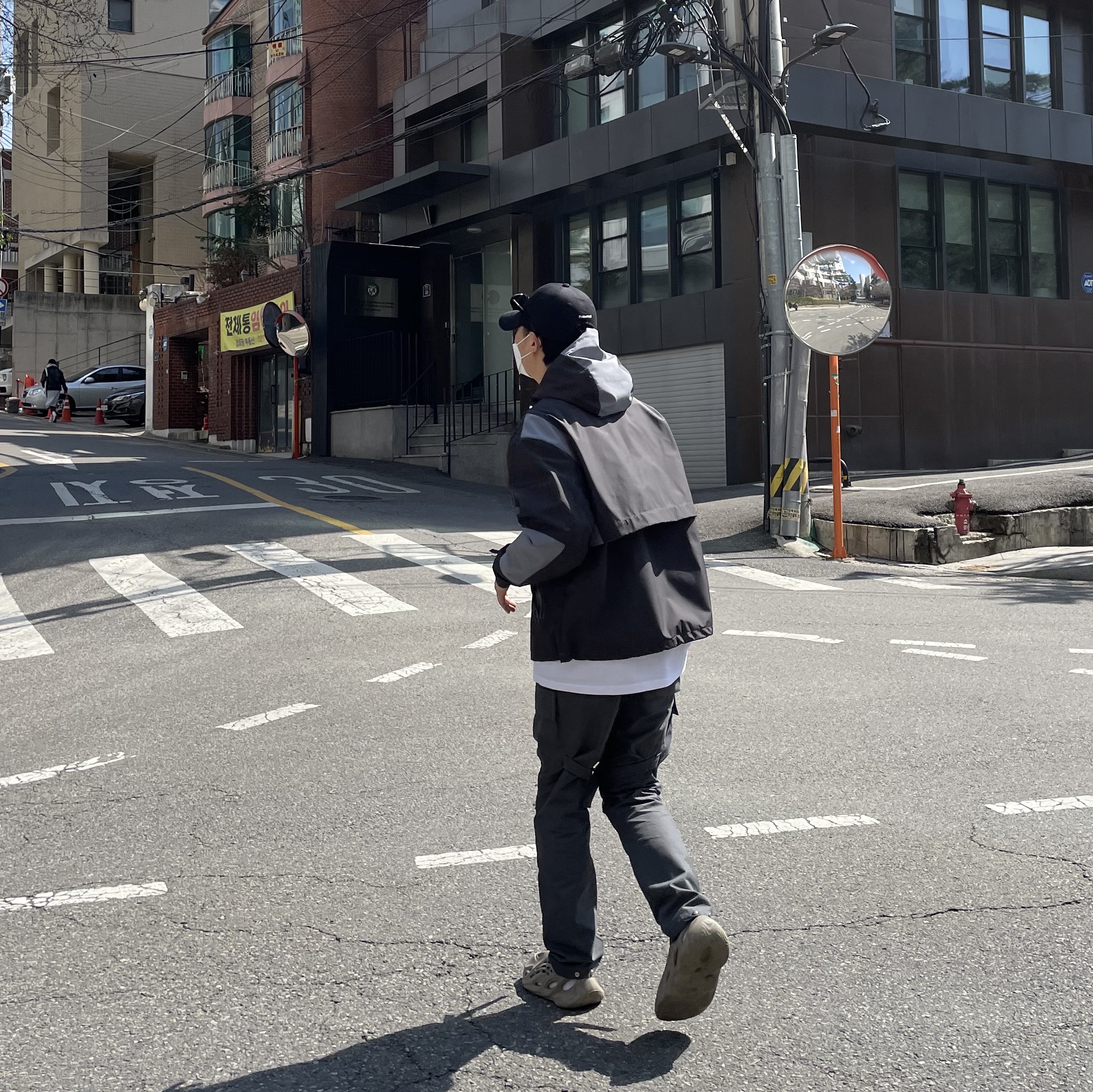 Adidas Yeezy Foam RNNR Stone Sage 착용 스타일 - 2