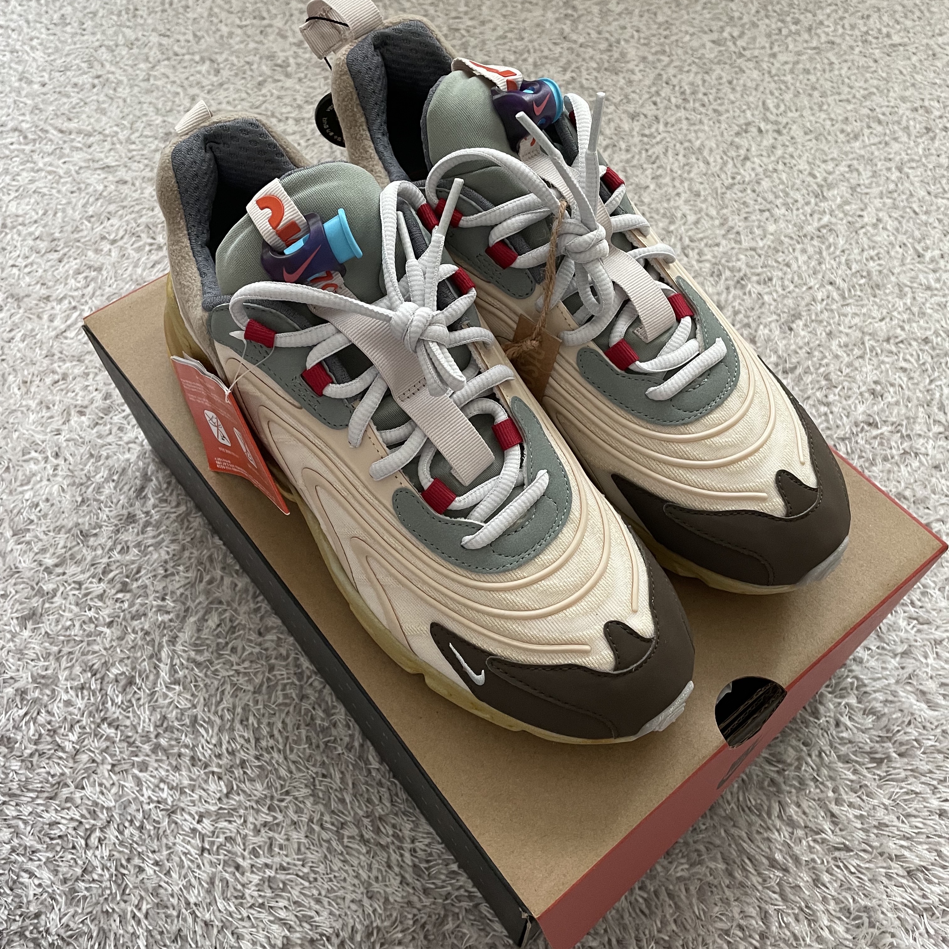 Nike x Travis Scott Air Max 270 React Cactus Trails 착용 스타일 - 1