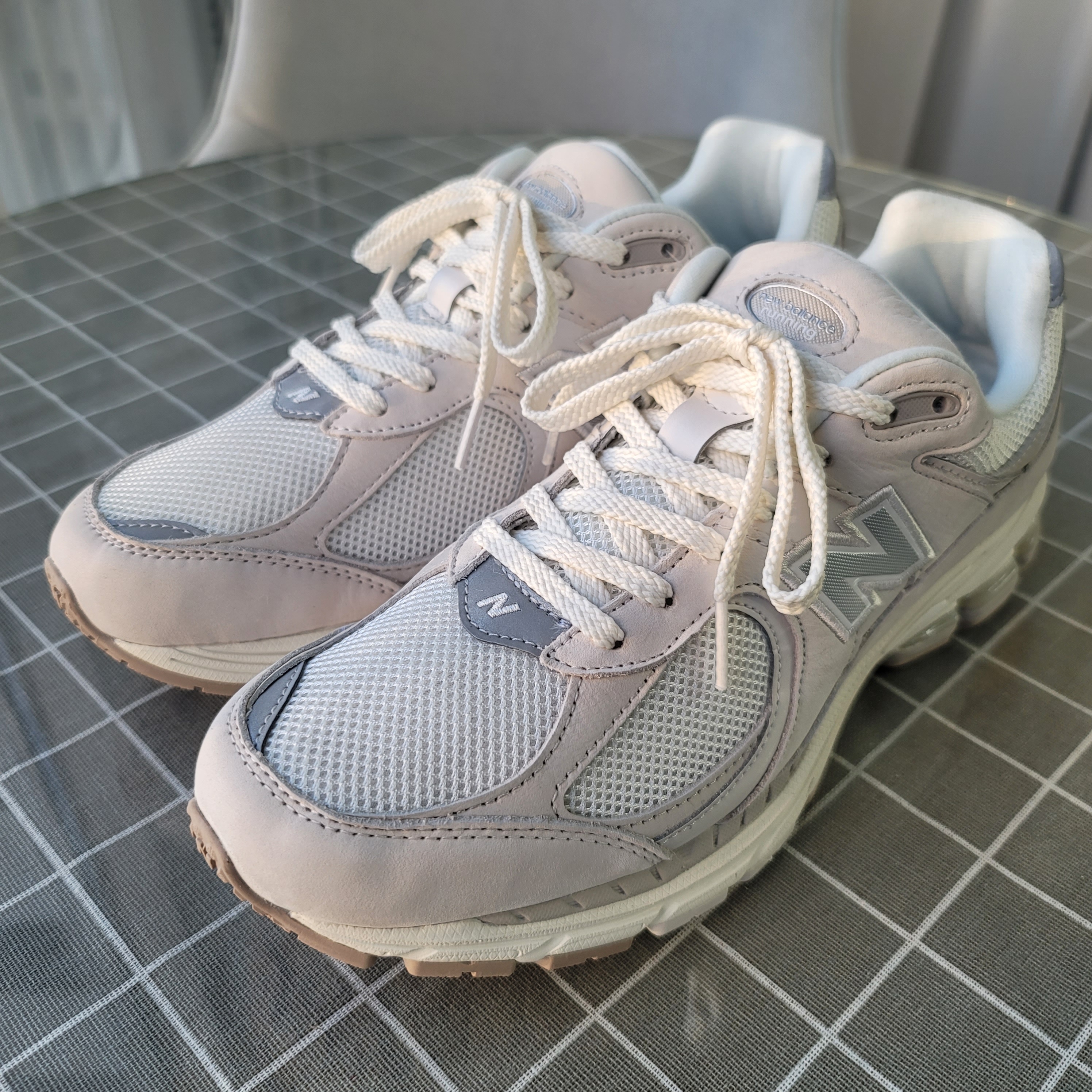 New Balance 2002R White Ivory 착용 스타일 - 3