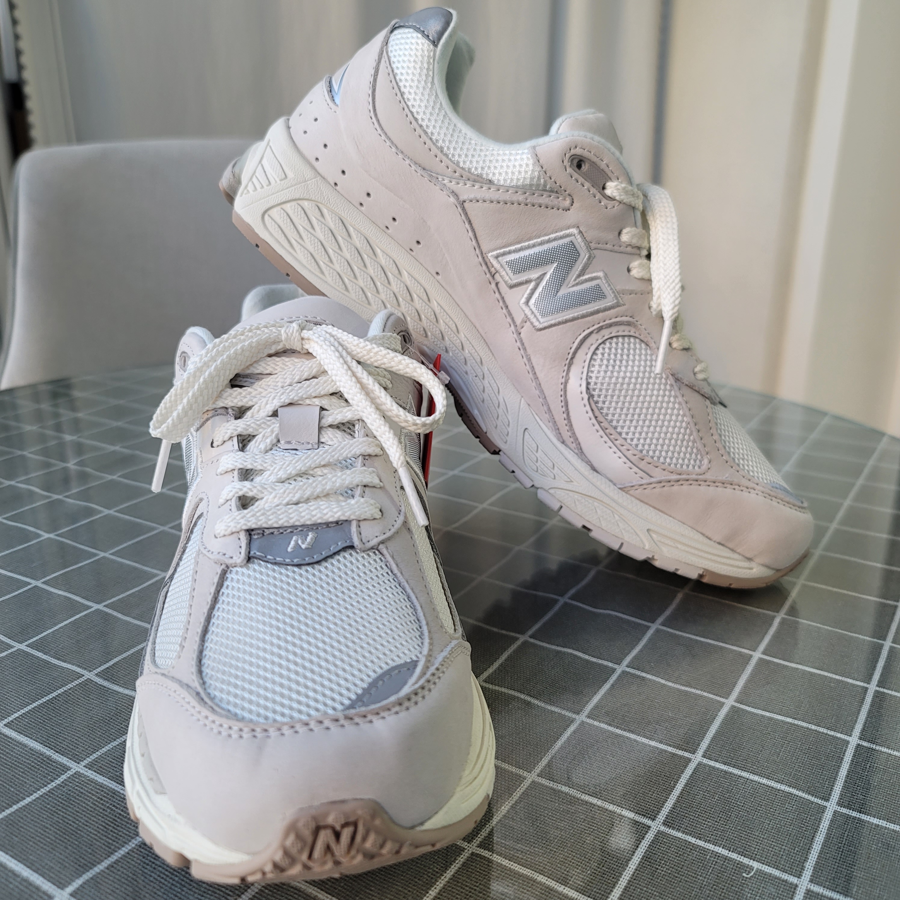 New Balance 2002R White Ivory 착용 스타일 - 2