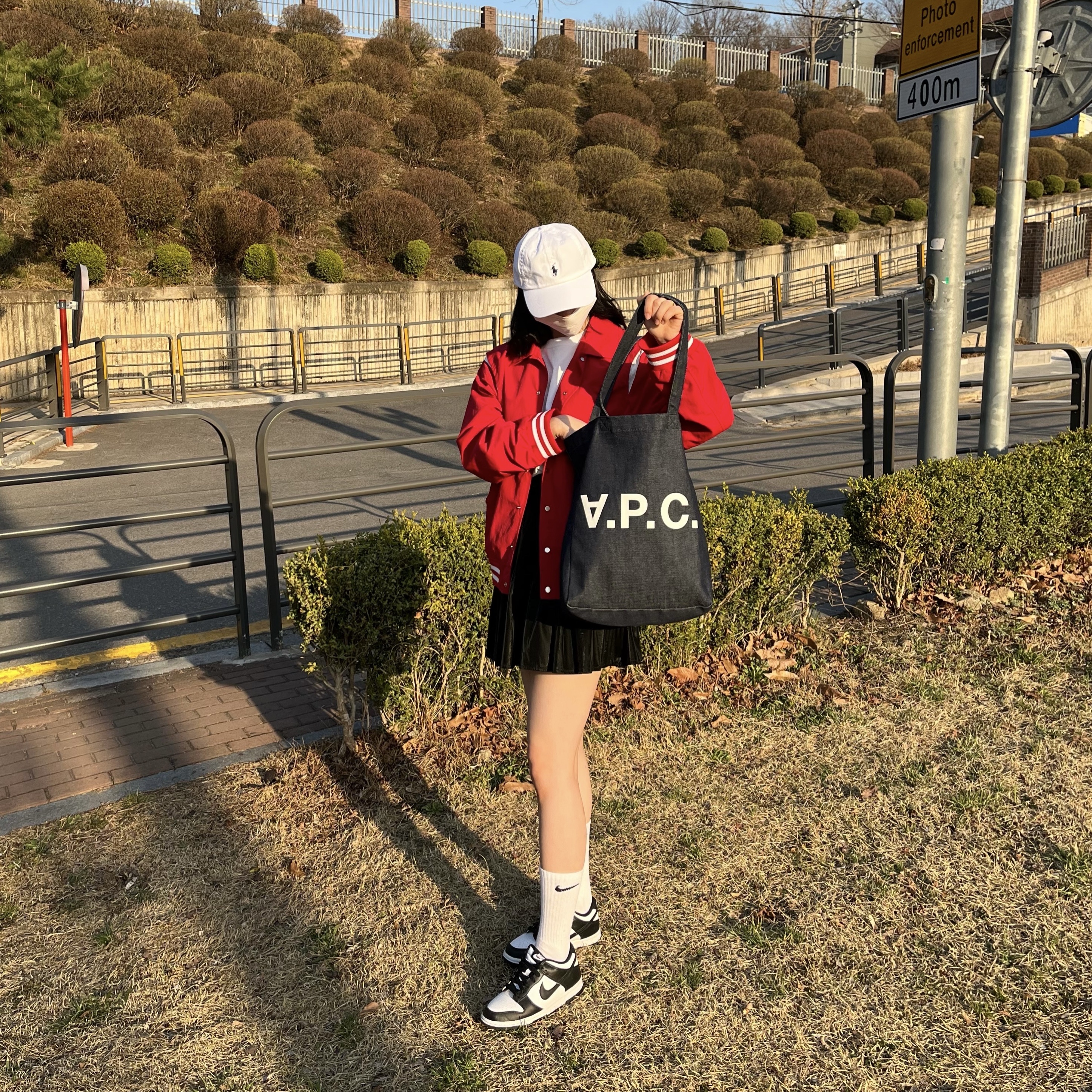 (W) Nike Dunk Low Black, A.P.C. Laure Tote Bag Blue 착용 스타일 - 1