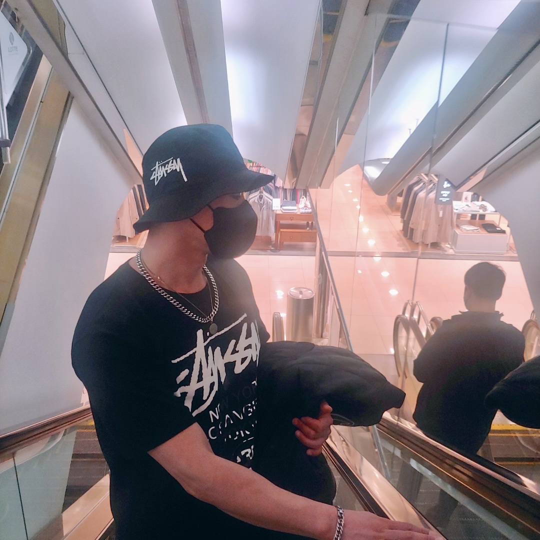 Stussy Stock DSM Los Angeles T-Shirt Red, Nike x Stussy Bucket Hat Black 착용 스타일 - 3