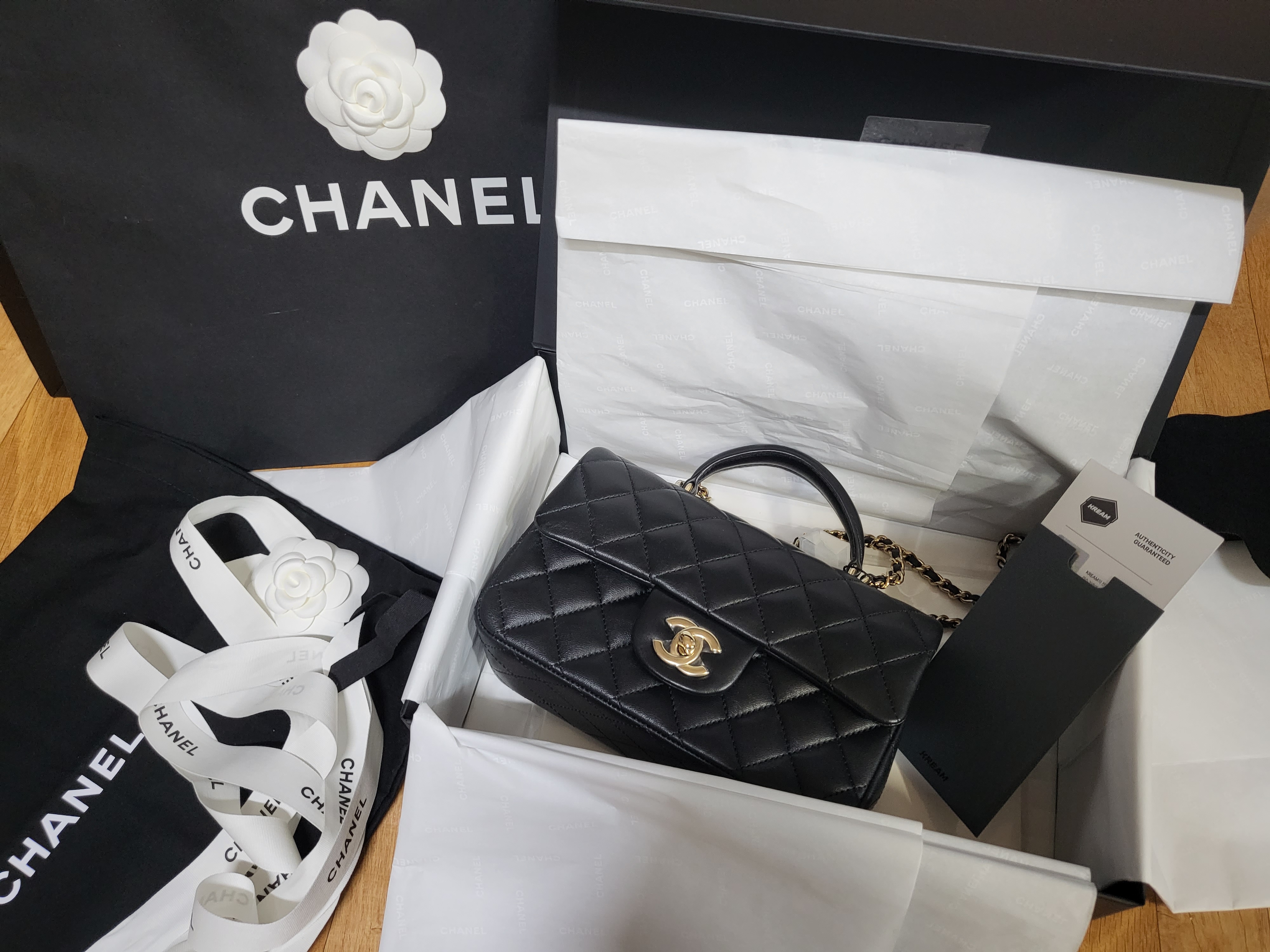 Chanel Mini Flap Bag with Top Handle Lambskin & Gold Black 착용 스타일 - 2