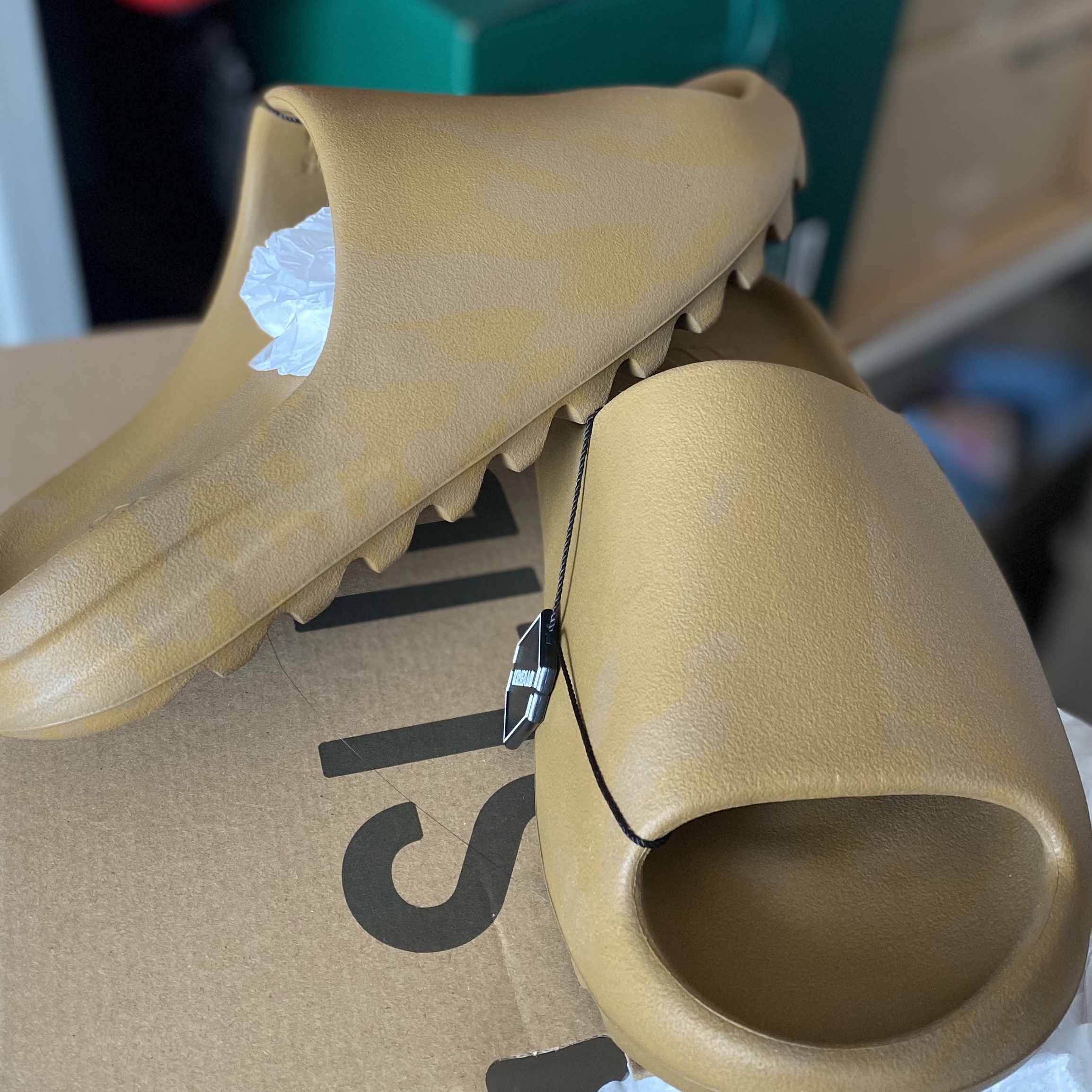 Adidas Yeezy Slide Ochre 착용 스타일