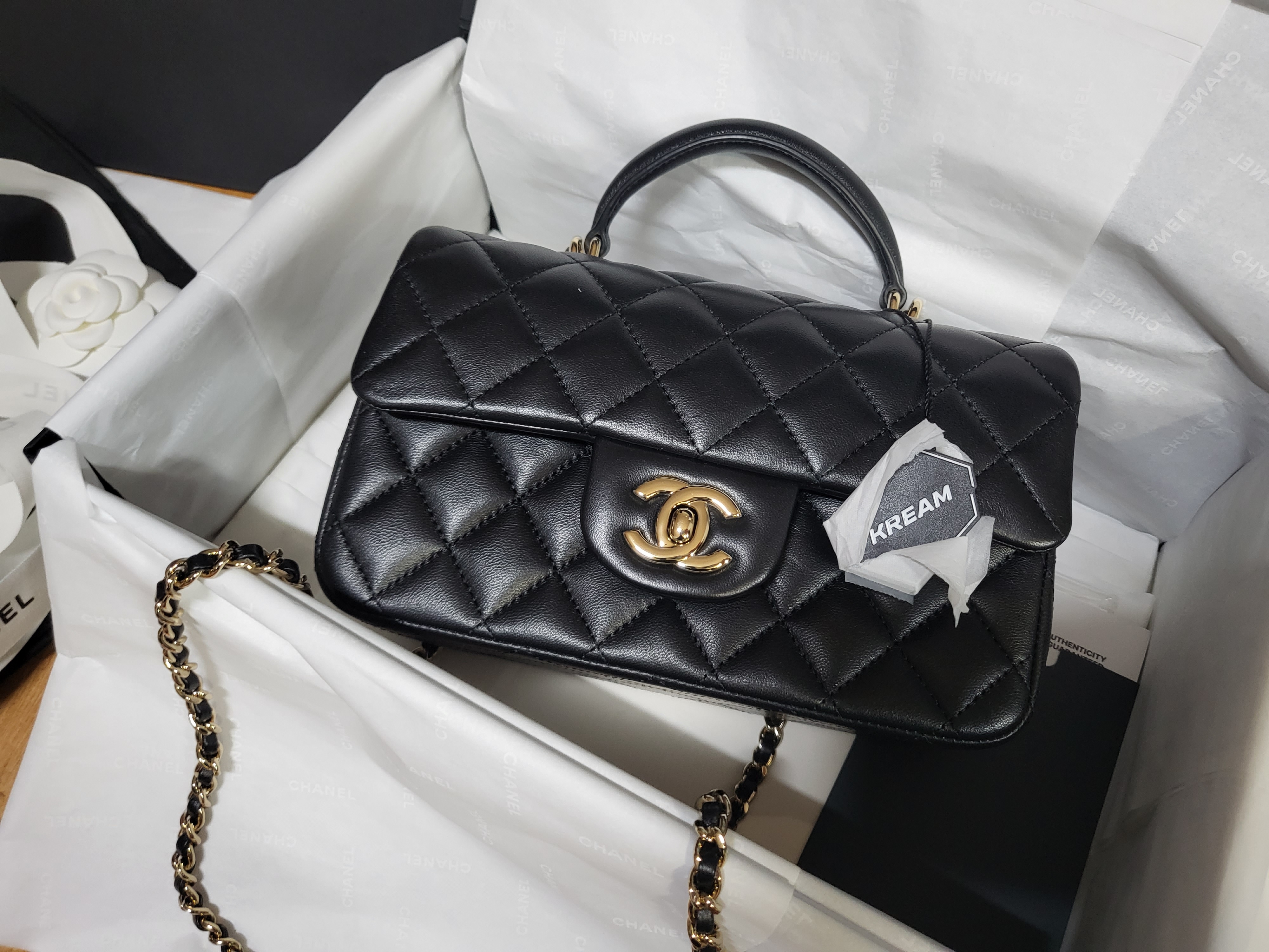 Chanel Mini Flap Bag with Top Handle Lambskin & Gold Black 착용 스타일 - 1