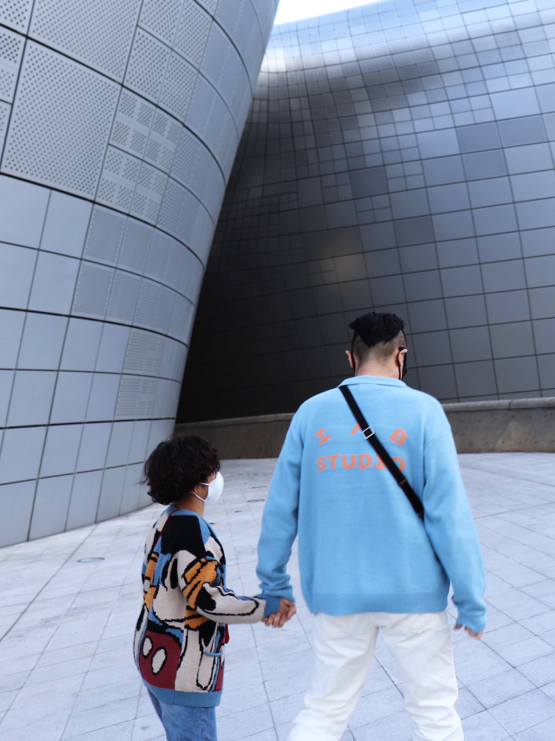 IAB Studio x Obey Archer Cardigan Blue, Converse x Feng Chen Wang Chuck 70 2-in-1 Natural Ivory Black 착용 스타일 - 1