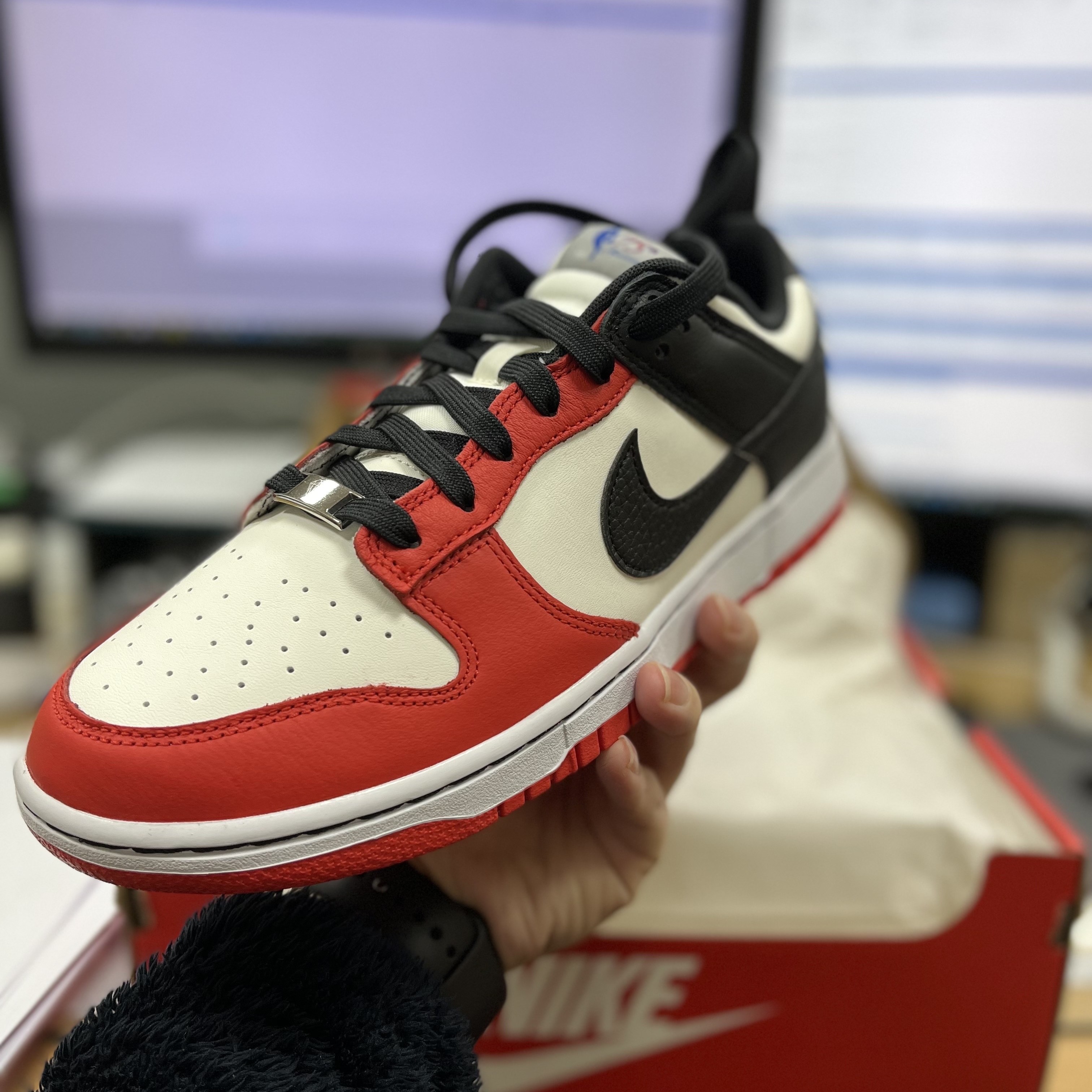 Nike x NBA Dunk Low Retro EMB Black and Chile Red 착용 스타일