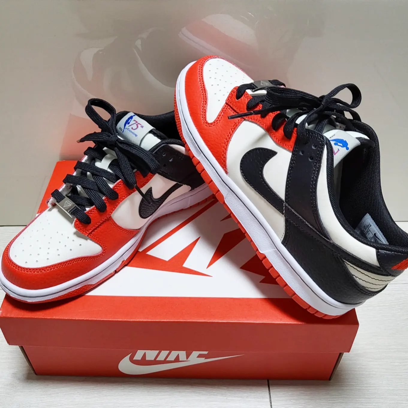 (GS) Nike x NBA Dunk Low Black and Chile Red 착용 스타일 - 1
