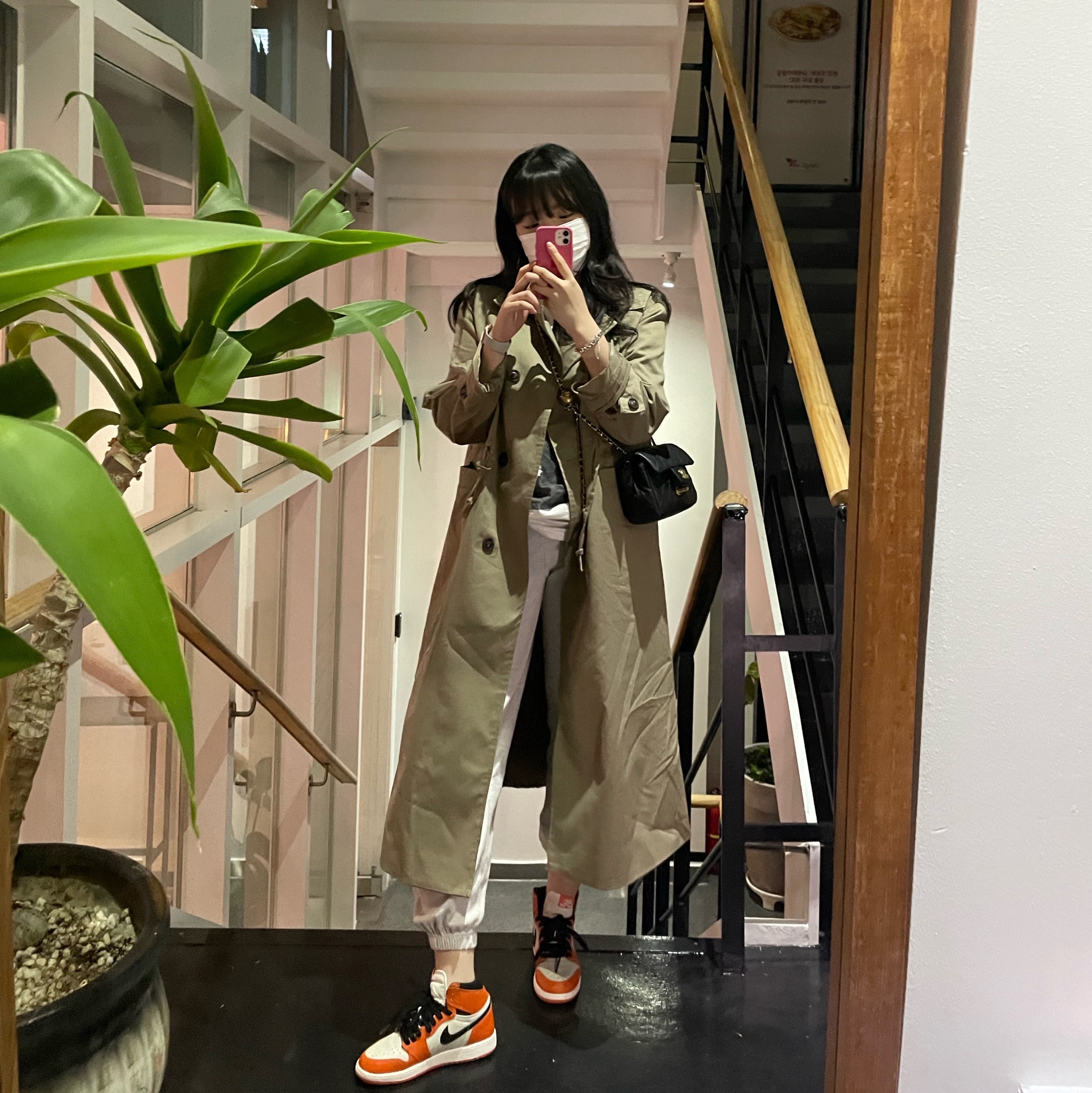 (GS) Jordan 1 Retro High OG Reverse Shattered Backboard, Chanel Flap Bag Lambskin & Gold Black 착용 스타일