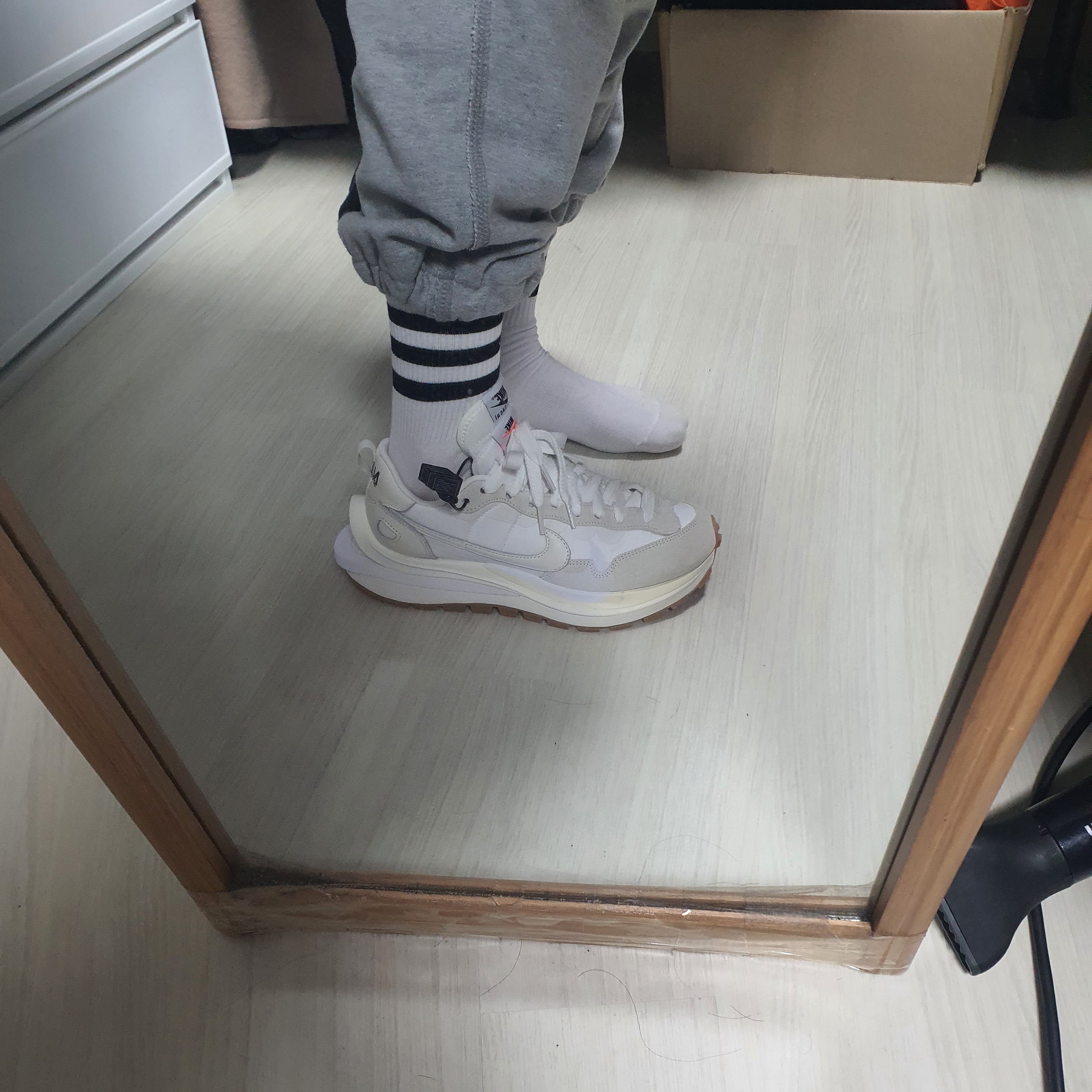 Nike x Sacai VaporWaffle White and Gum 착용 스타일 - 1