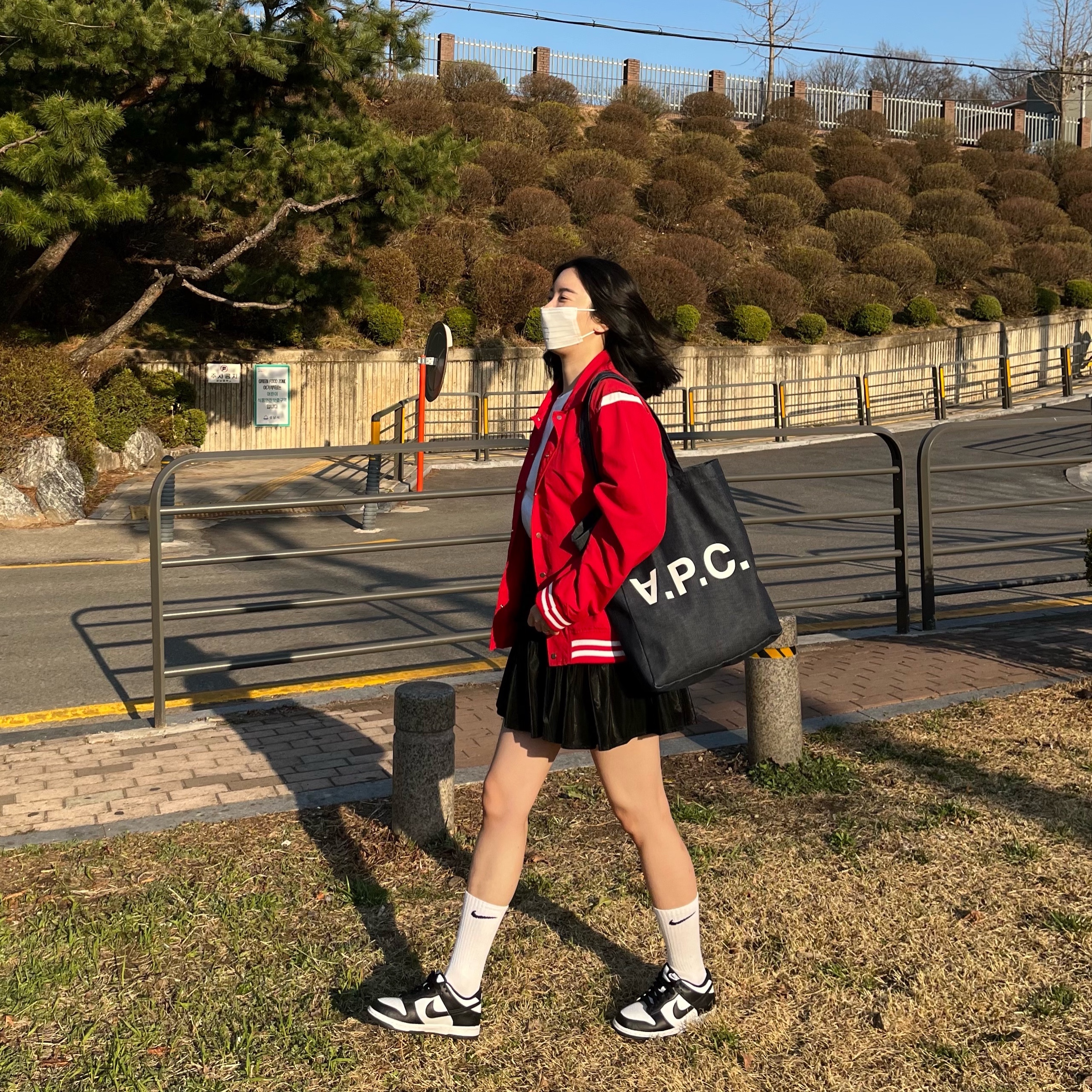 (W) Nike Dunk Low Black, A.P.C. Laure Tote Bag Blue 착용 스타일 - 3