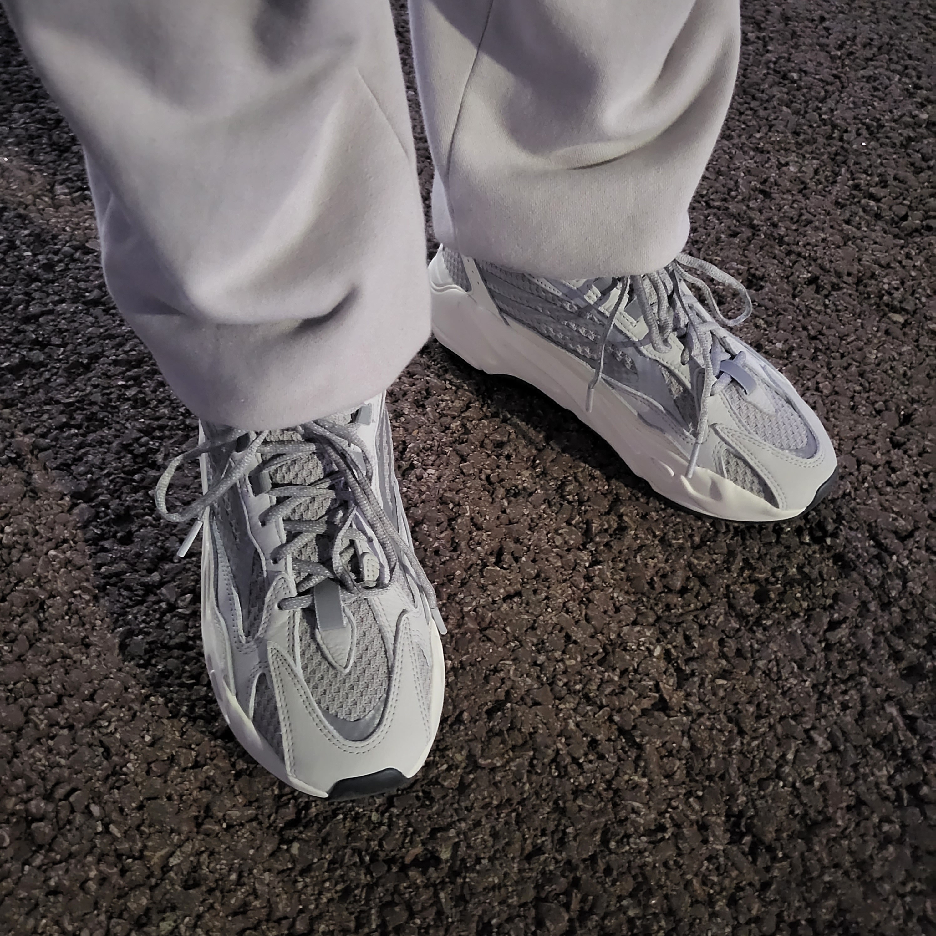 Adidas Yeezy Boost 700 V2 Static 2022 착용 스타일 - 2