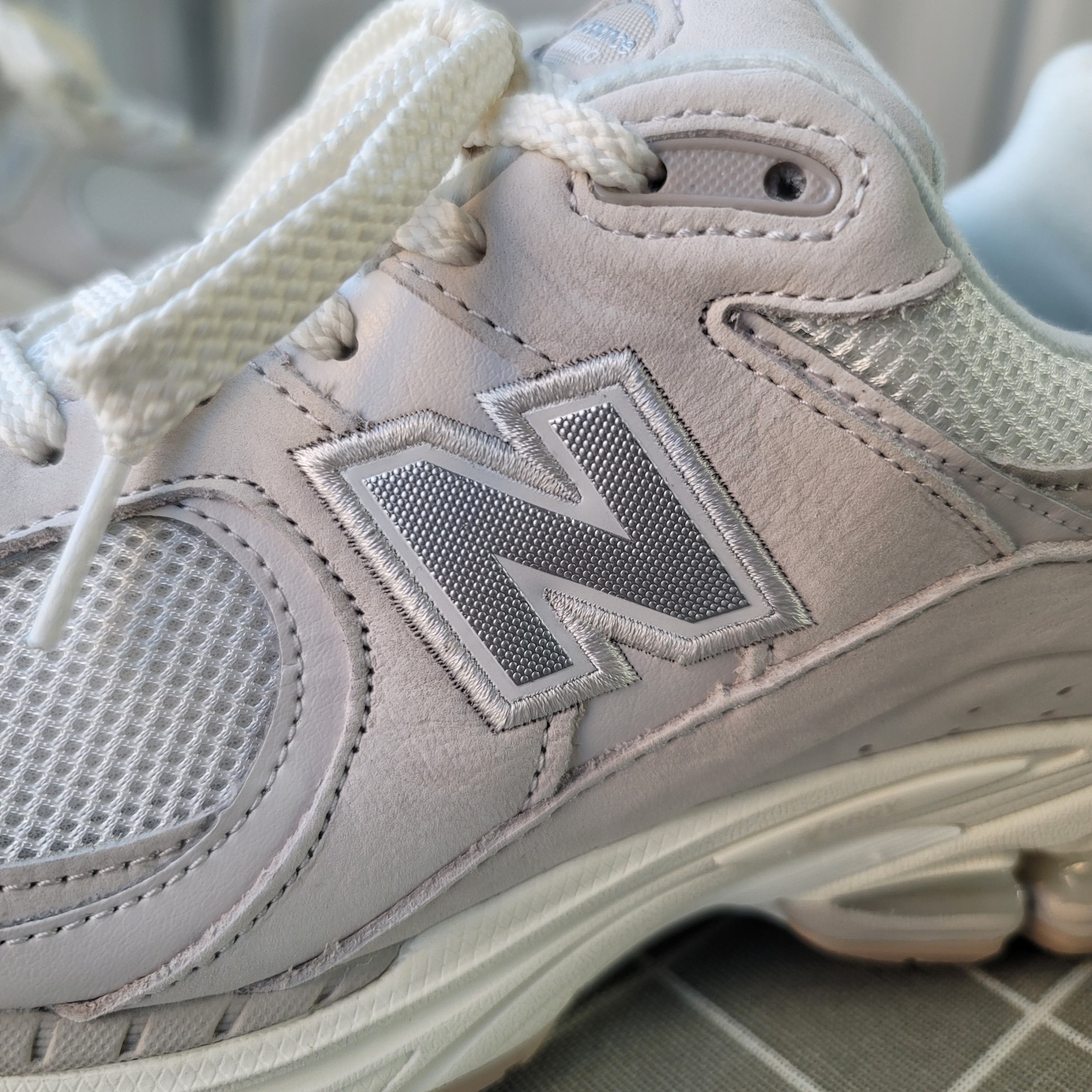 New Balance 2002R White Ivory 착용 스타일 - 4