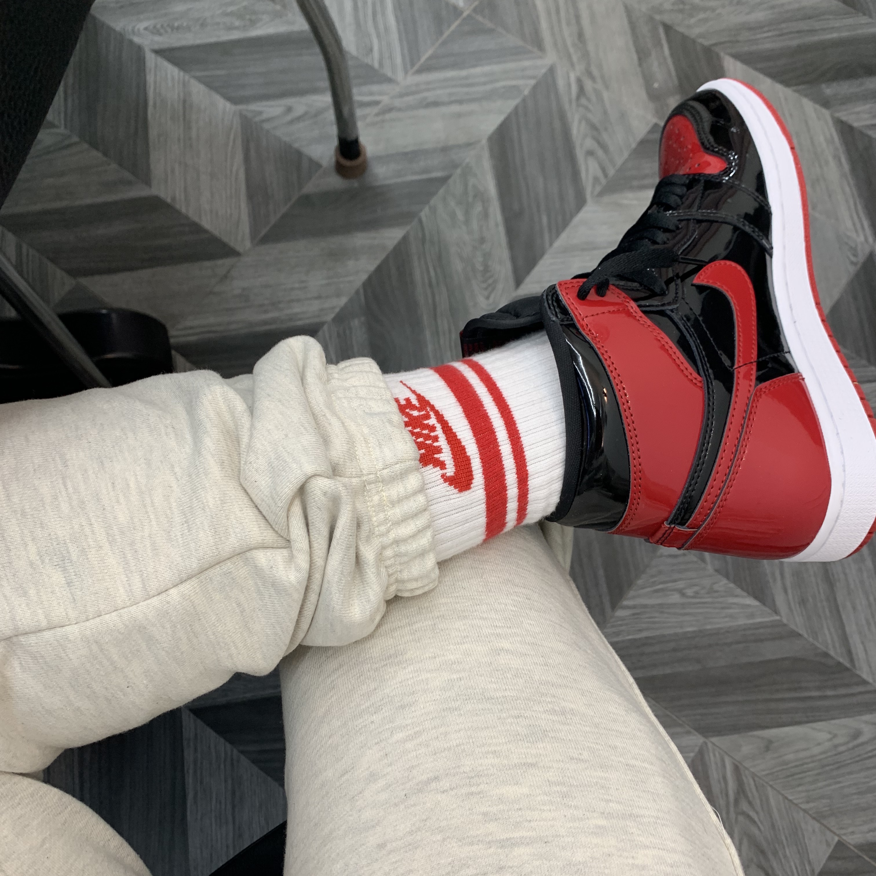 Jordan 1 Retro High OG Patent Bred 착용 스타일 - 1