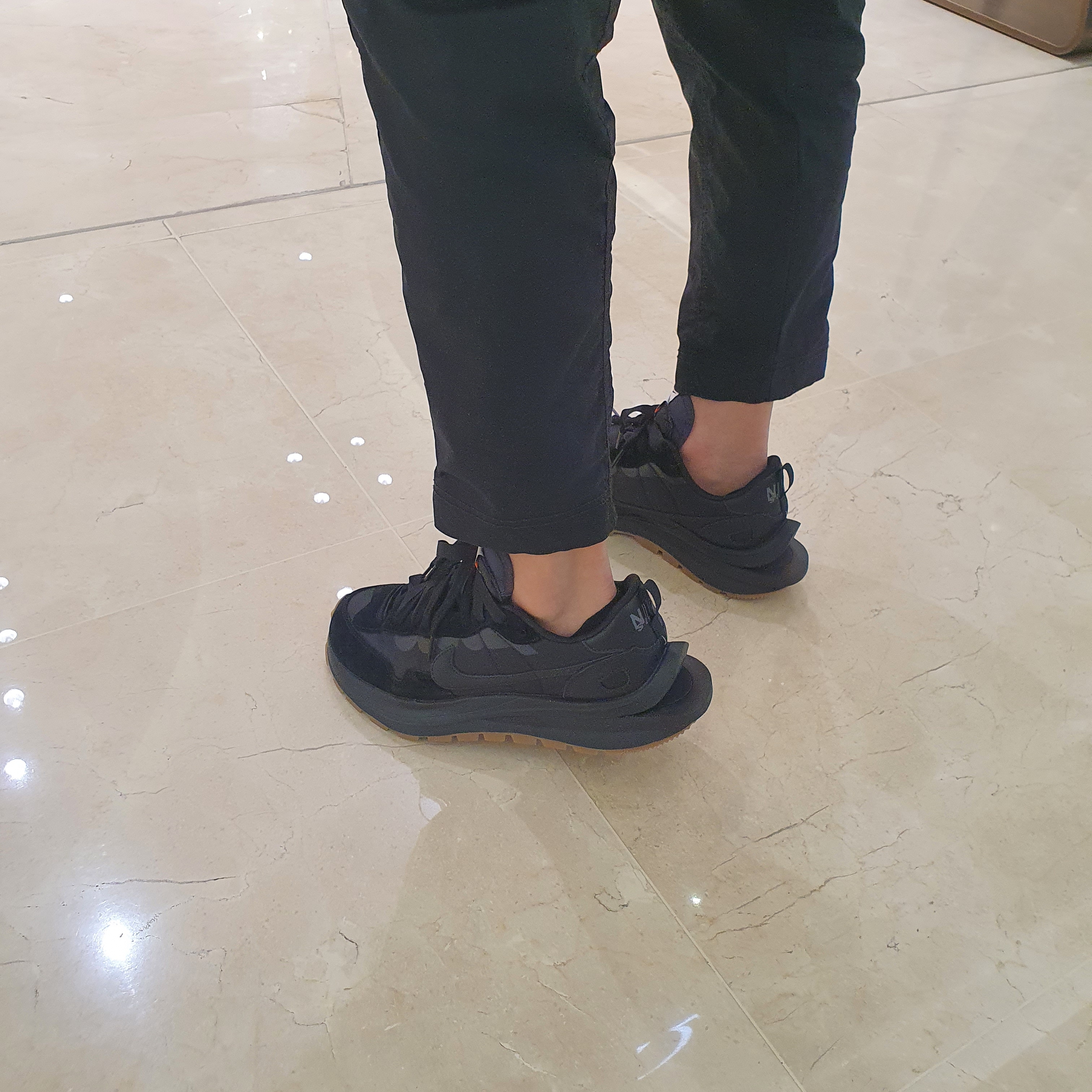 Nike x Sacai VaporWaffle Black and Gum 착용 스타일 - 1