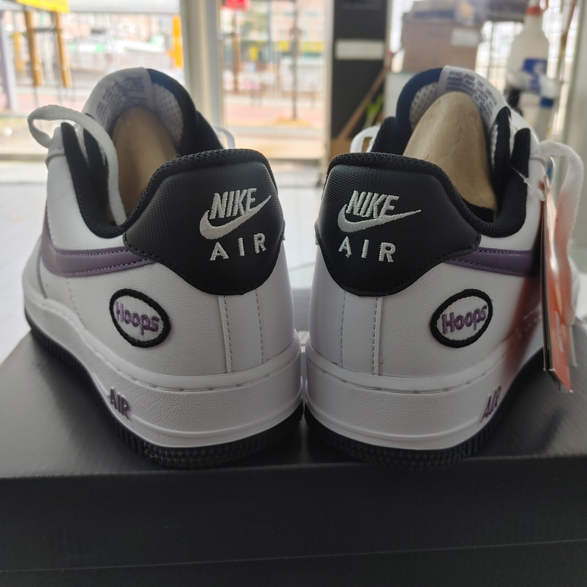 Nike Air Force 1 '07 LV8 Hoops White Canyon Purple 착용 스타일 - 1