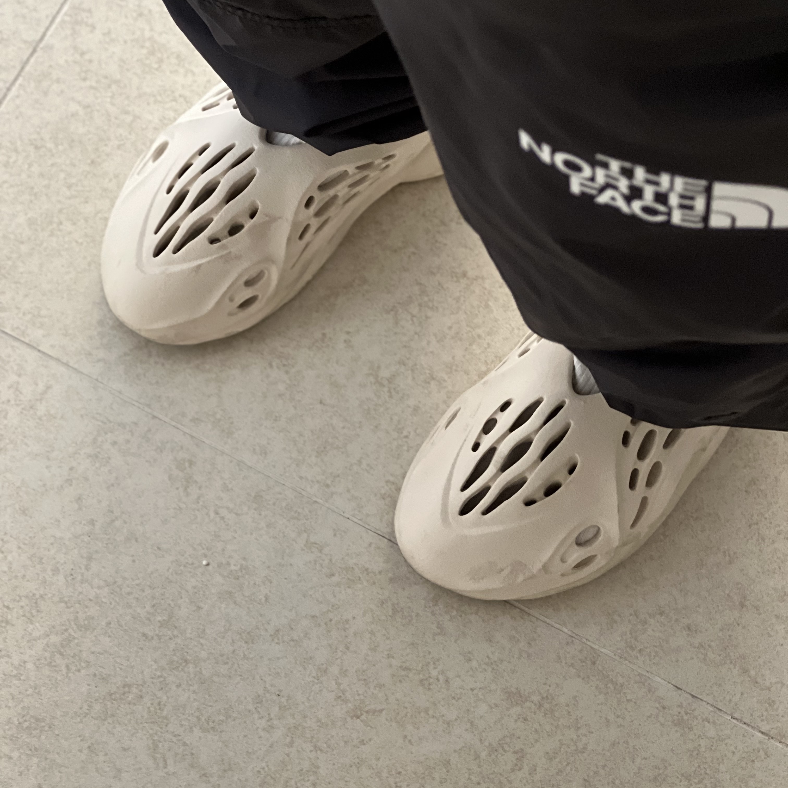 Adidas Yeezy Foam RNNR Sand 착용 스타일