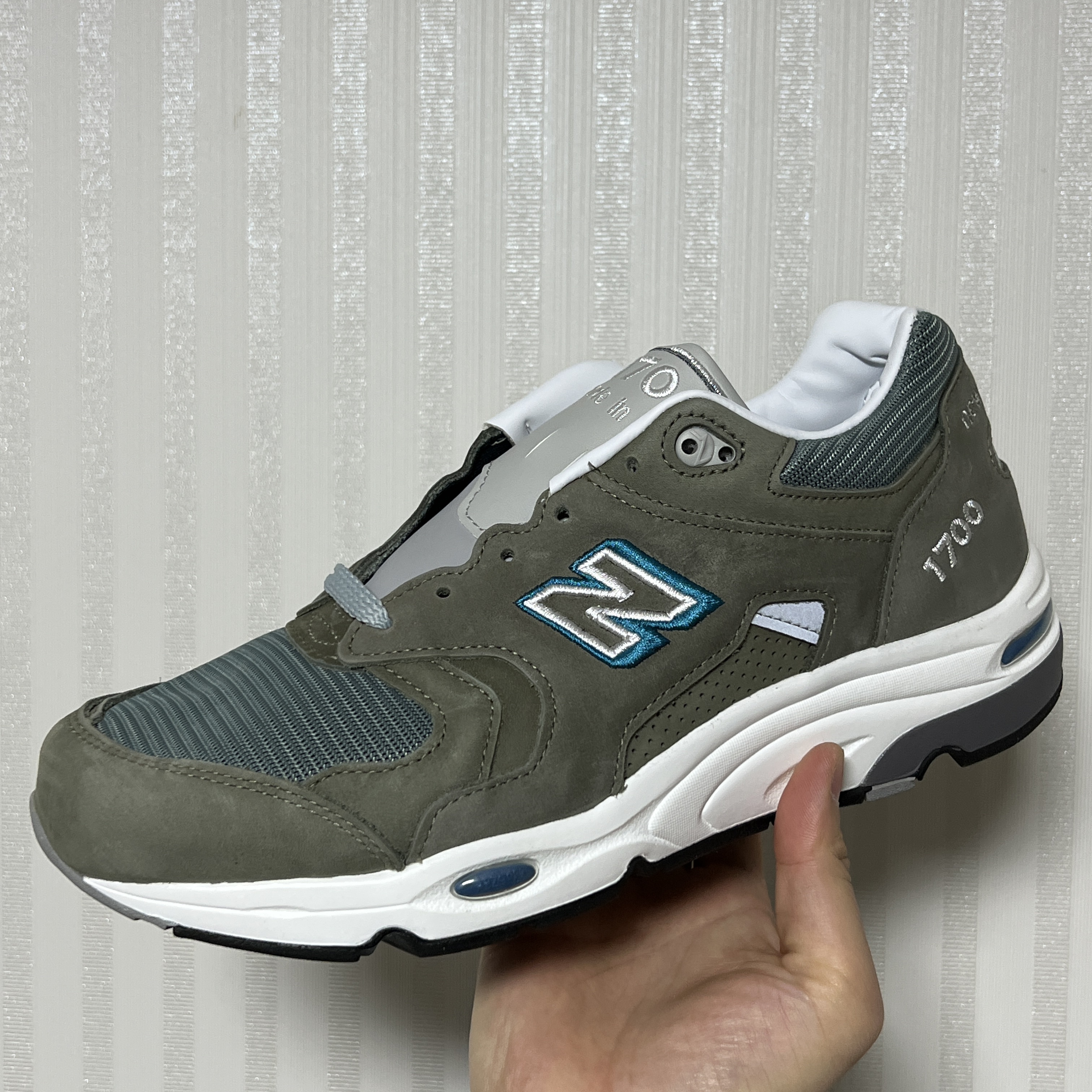 New Balance 1700 Made in USA Brown Steel Blue 착용 스타일 - 1