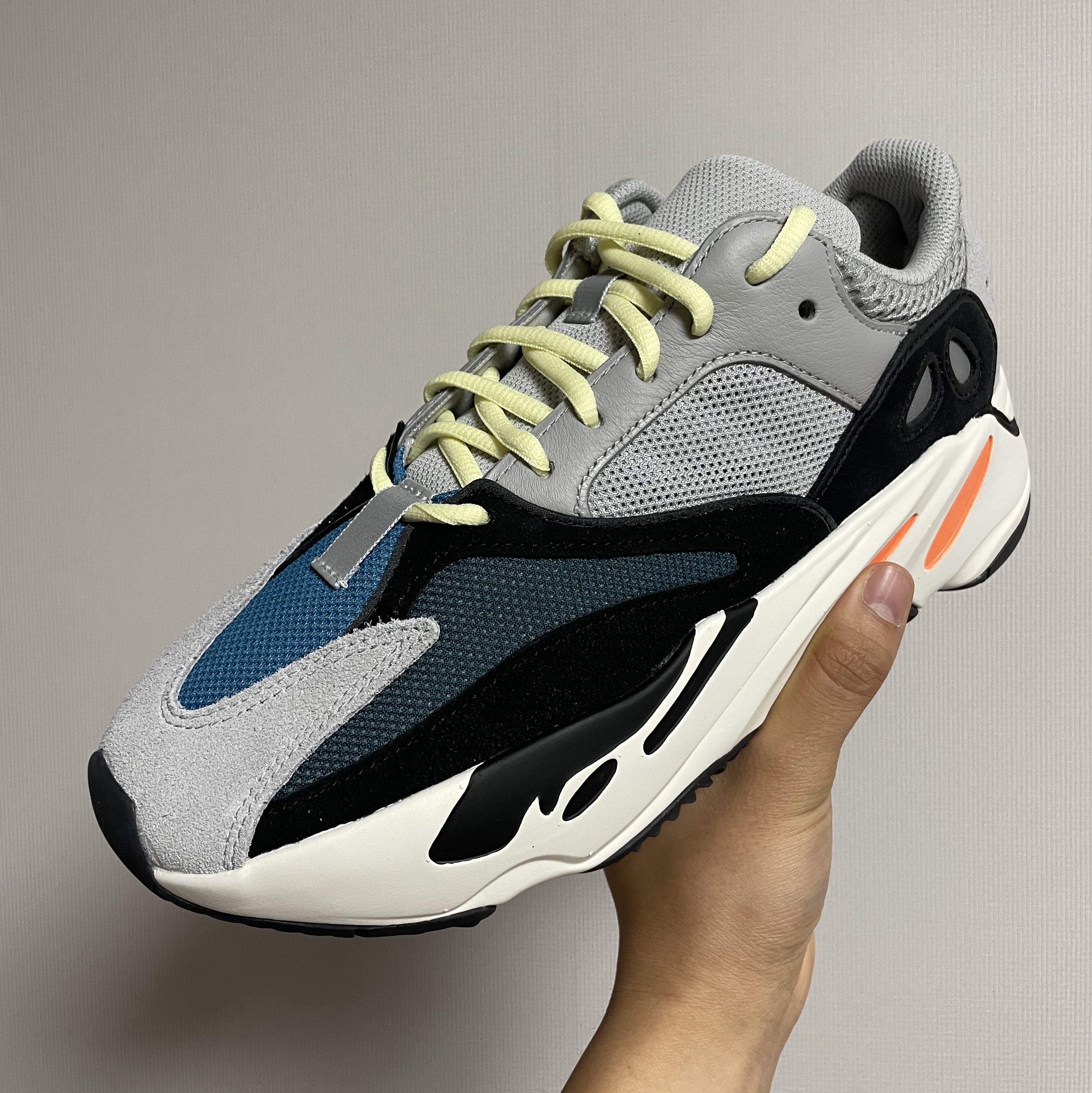 Adidas Yeezy Boost 700 Wave Runner Solid Grey 2021/2022 착용 스타일