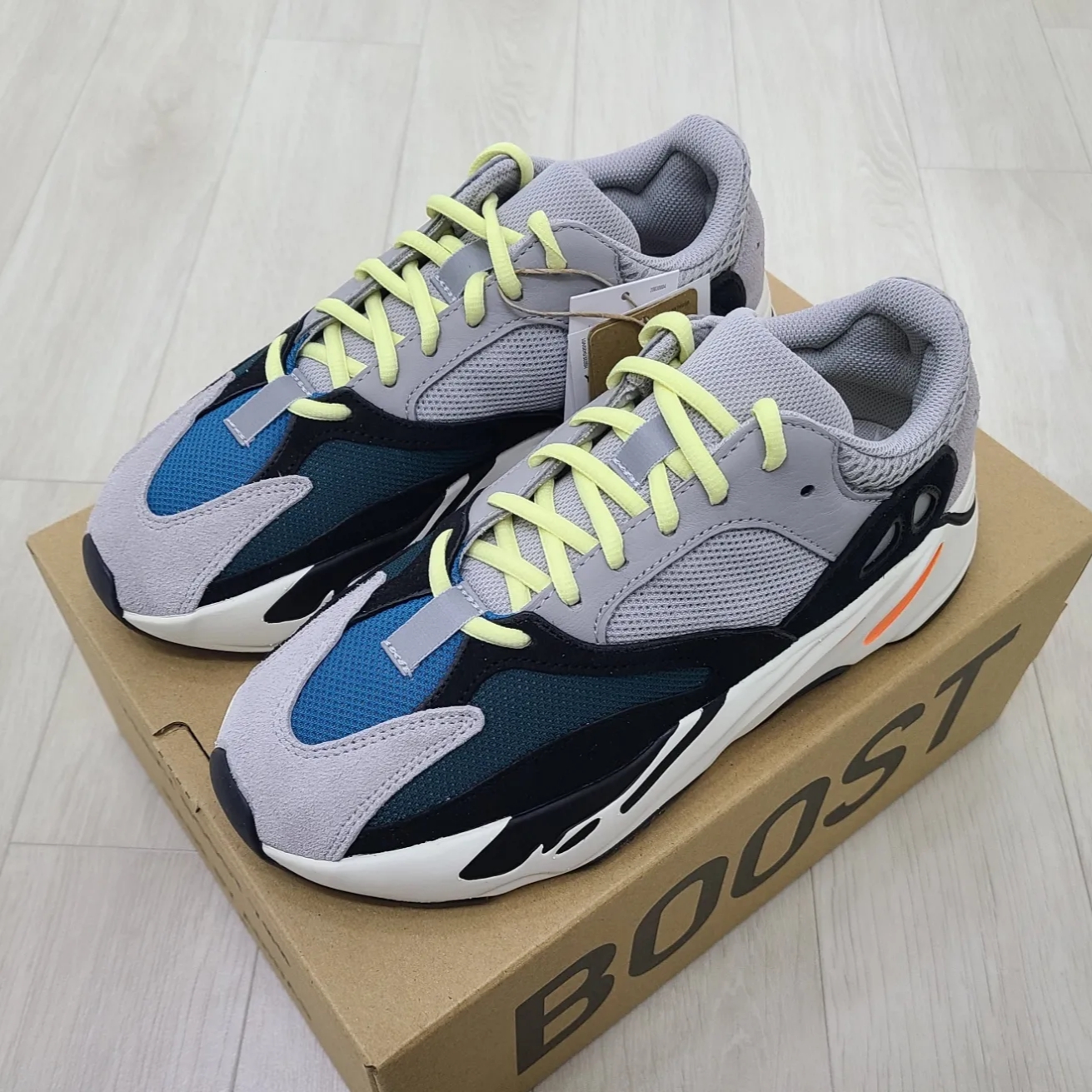 Adidas Yeezy Boost 700 Wave Runner Solid Grey 2021/2022 착용 스타일 - 2