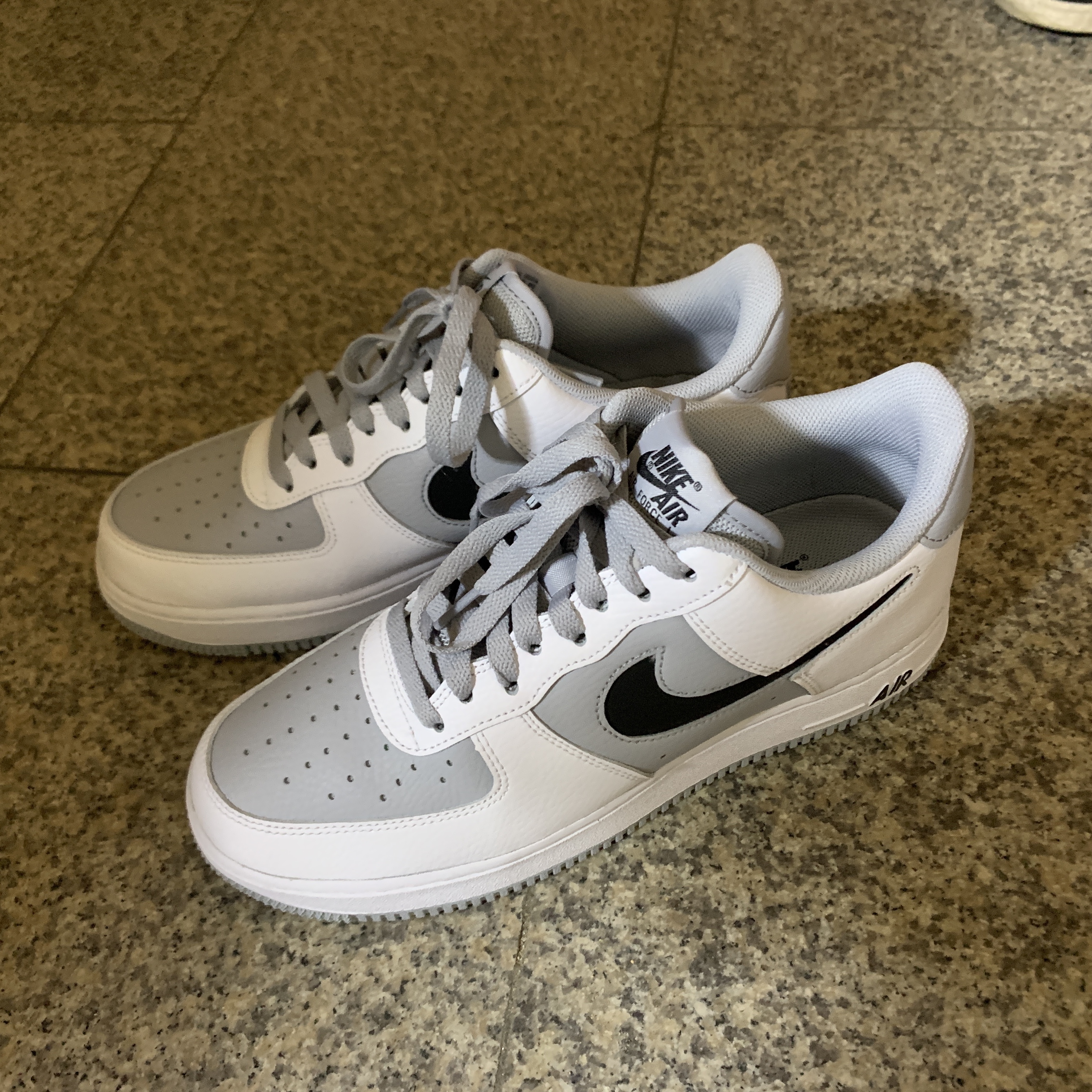 Nike Air Force 1 '07 Cut Out Swoosh Cool Grey 착용 스타일