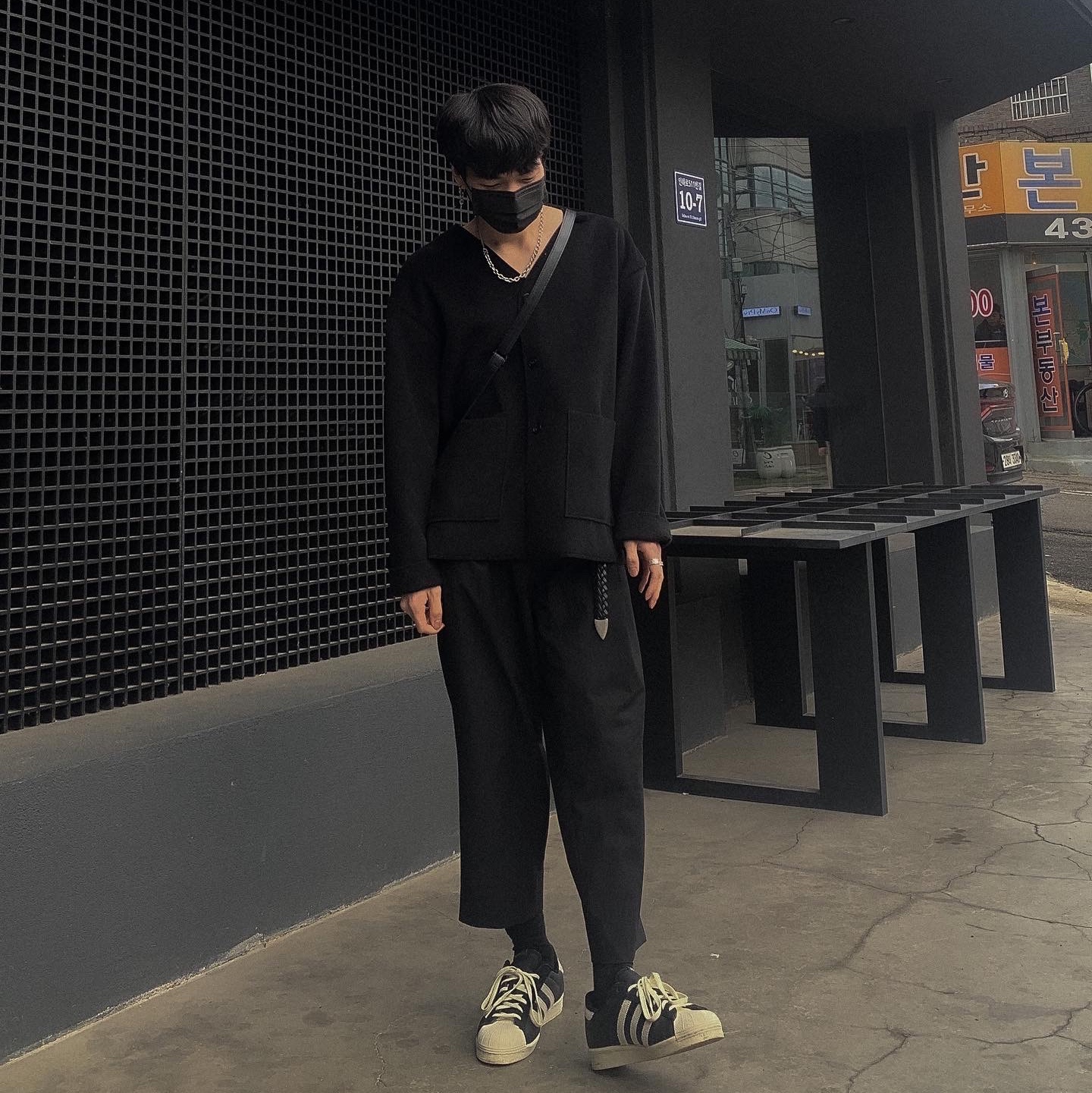 Adidas Superstar 82 Black White 착용 스타일 - 1