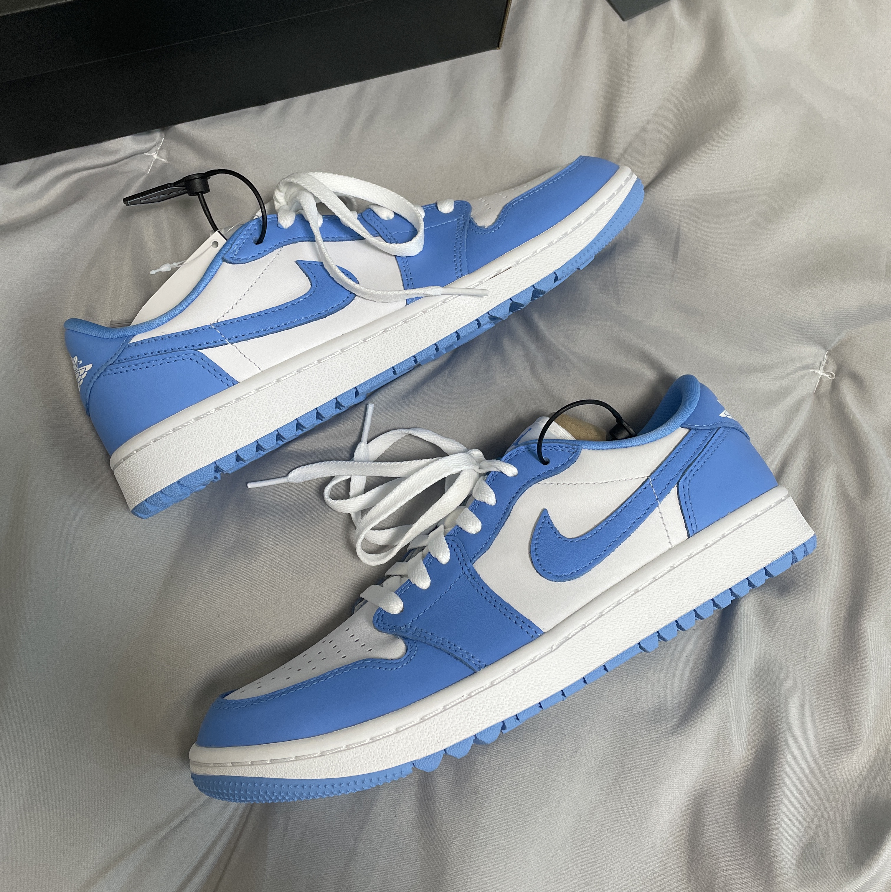 Jordan 1 Low Golf White and University Blue 착용 스타일 - 1