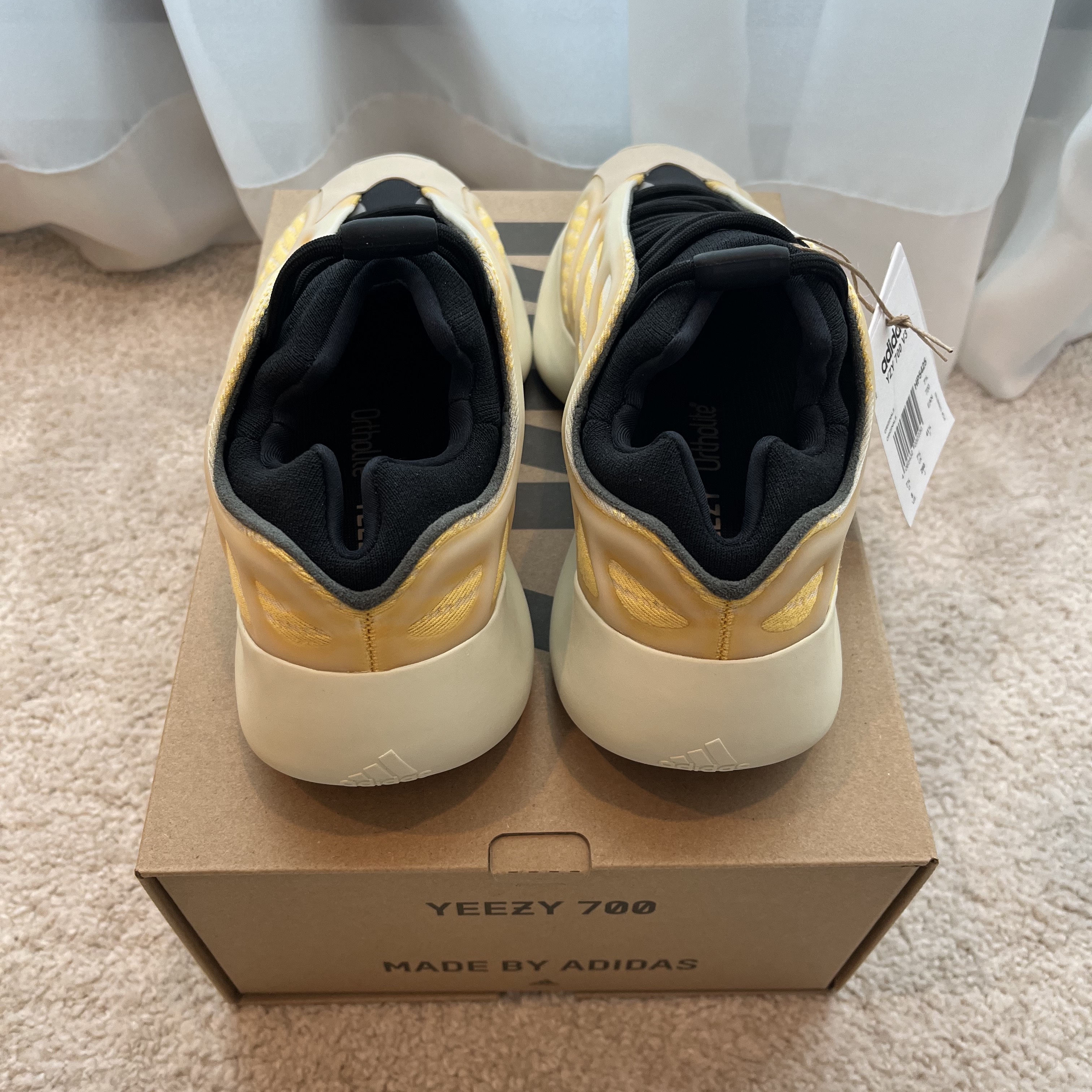 Adidas Yeezy 700 V3 Mono Safflower 착용 스타일 - 3