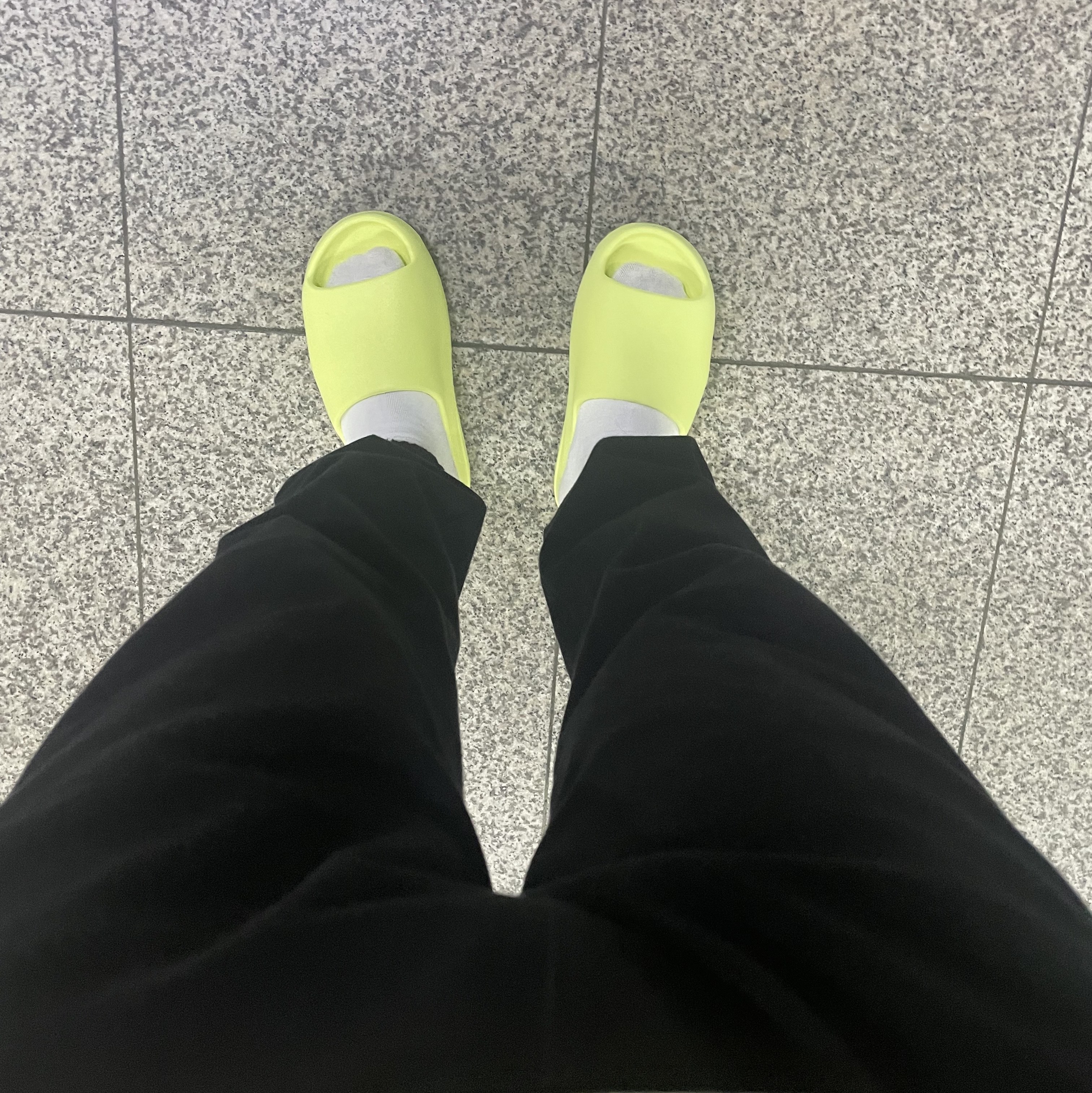 Adidas Yeezy Slide Glow Green 착용 스타일