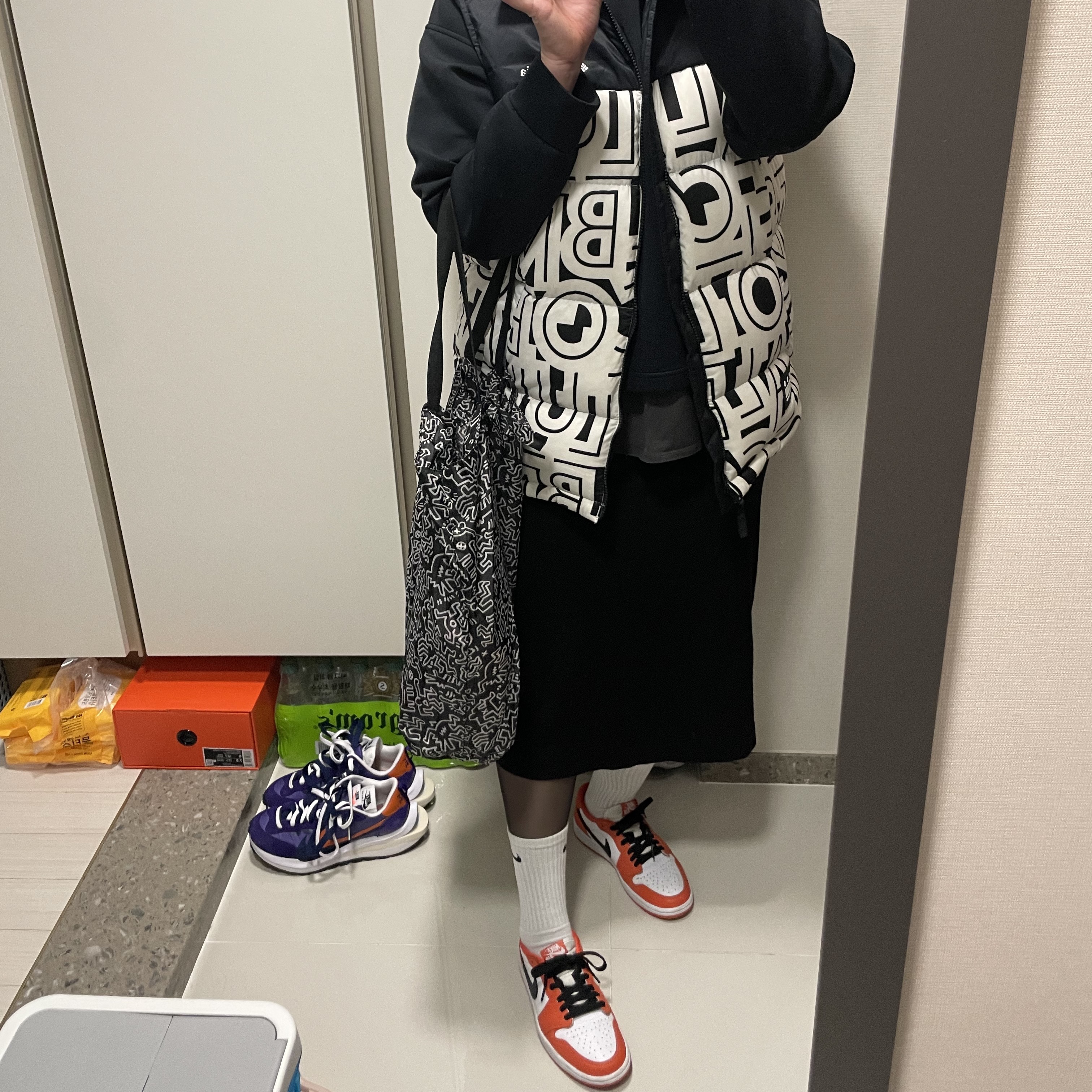 Nike x Sacai VaporWaffle Dark Iris, (W) Jordan 1 Low OG Starfish 착용 스타일