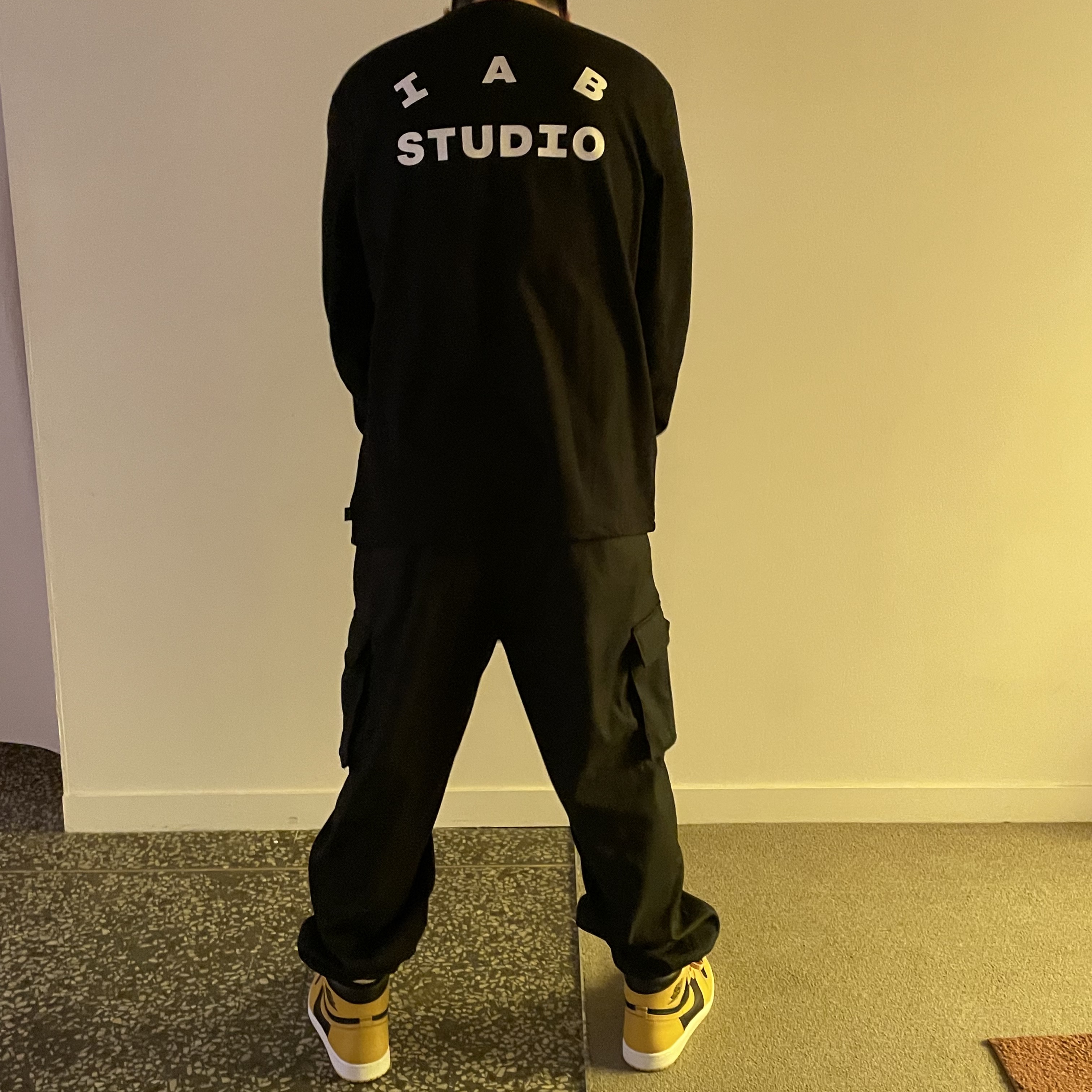 Jordan 1 Retro High OG Pollen, IAB Studio Long Sleeve Black for Worksout 착용 스타일 - 3