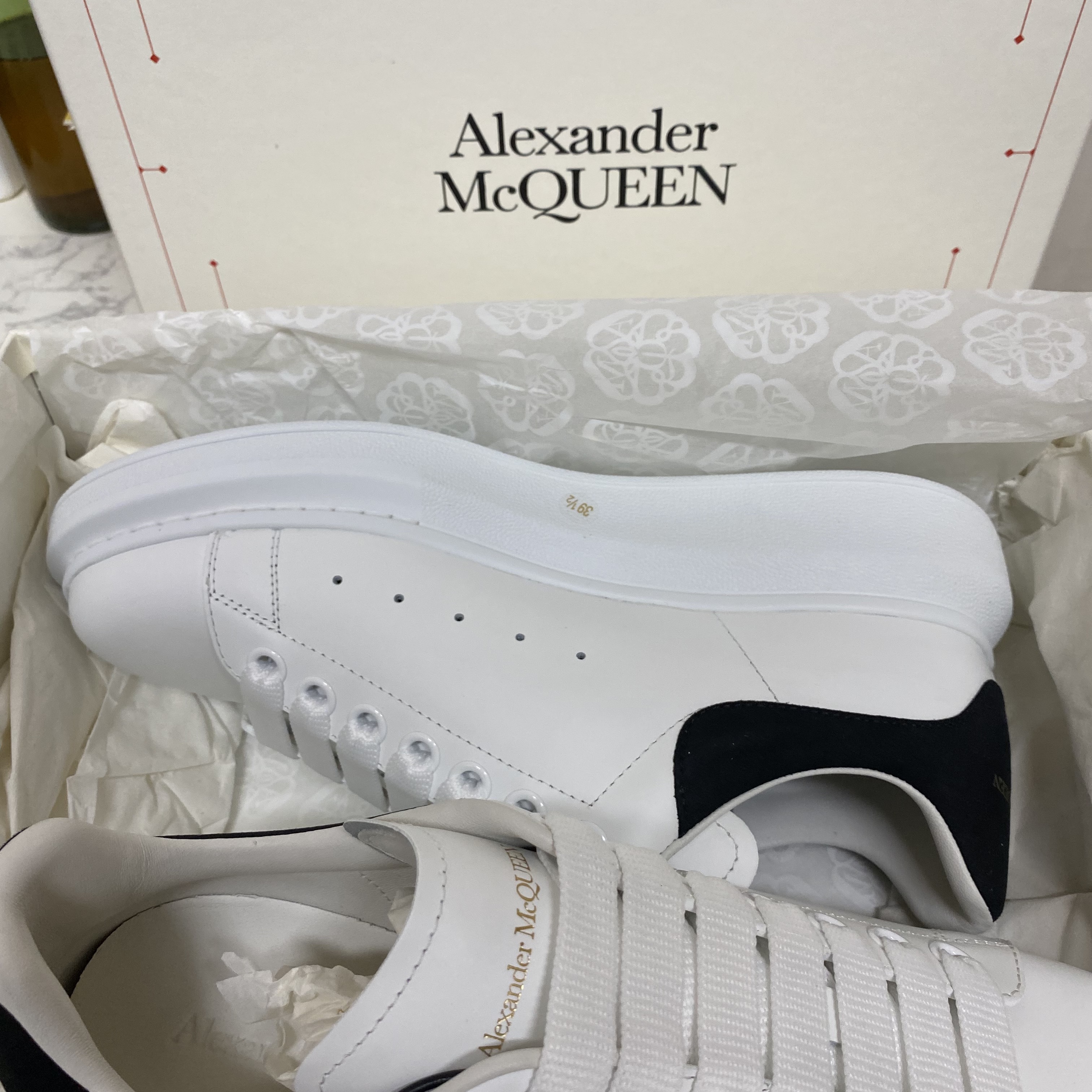 (W) Alexander McQueen Oversized Sneakers White Black 착용 스타일 - 1