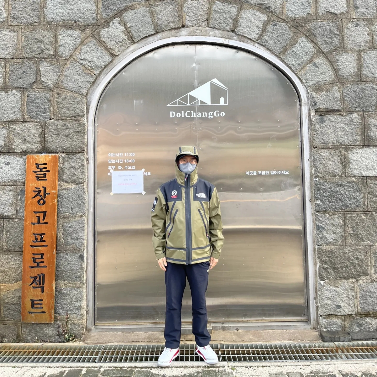 Jordan 3 Retro Cardinal Red, Supreme x The North Face Summit Series Outer Tape Seam Jacket Olive - 21SS 착용 스타일