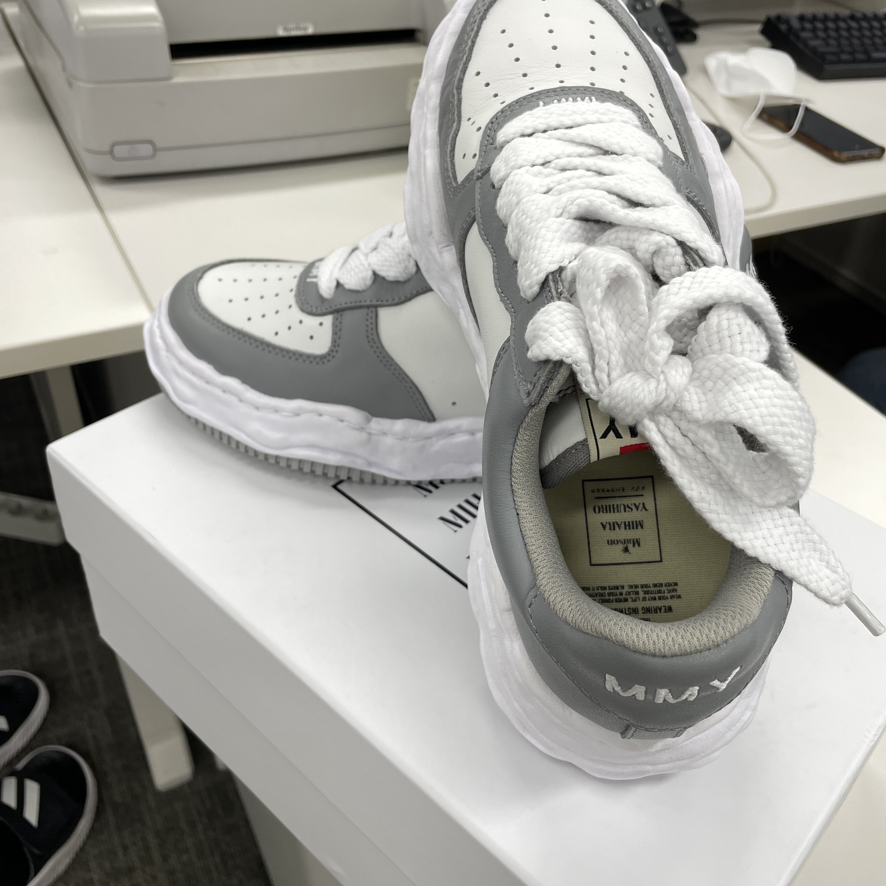 Maison Mihara Yasuhiro Wayne OG Sole Leather Low-top Sneakers Gray White 착용 스타일 - 3