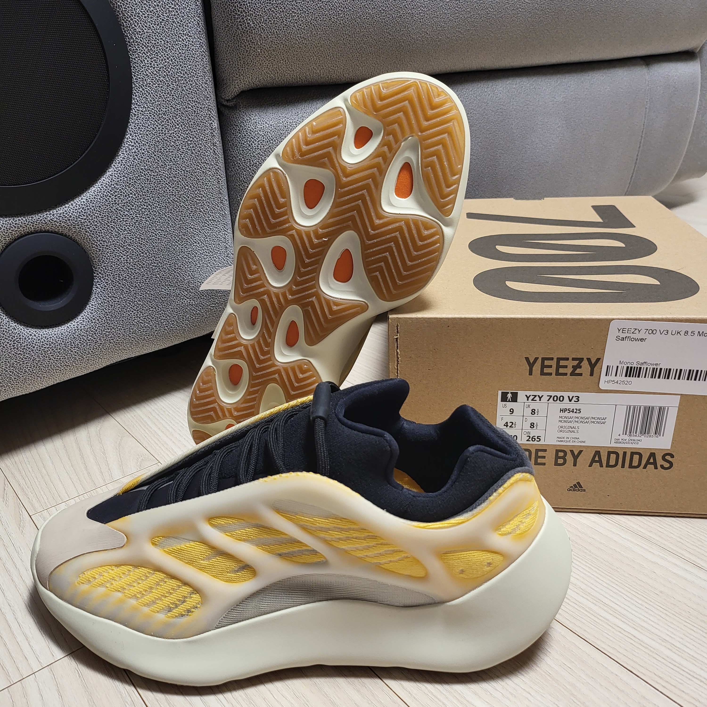 Adidas Yeezy 700 V3 Mono Safflower 착용 스타일 - 4
