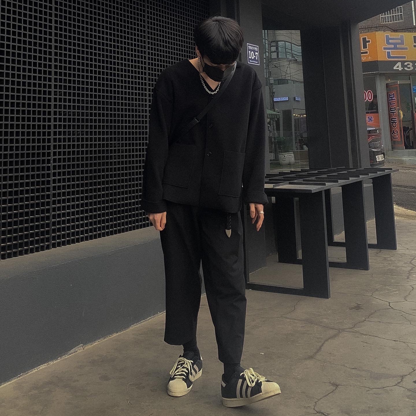 Adidas Superstar 82 Black White 착용 스타일 - 2