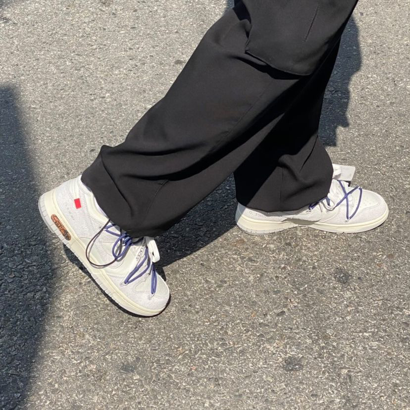 Nike x Off-White Dunk Low The 50 - Lot 18, Jordan 1 Retro High OG University Blue 착용 스타일 - 1
