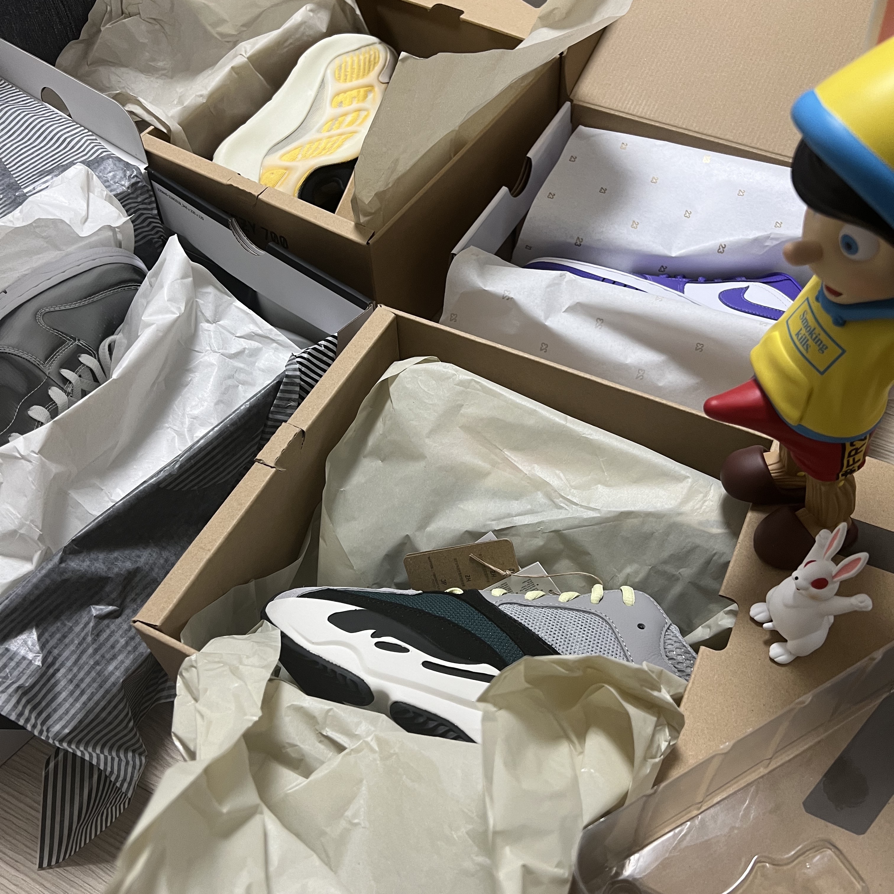 Adidas Yeezy 700 V3 Mono Safflower, (W) Jordan 1 Low Psychic Purple 착용 스타일 - 1